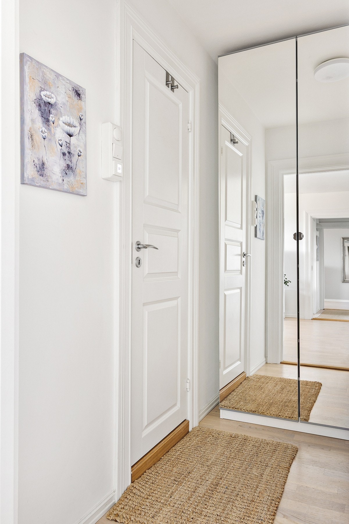 I gangen mellom soverommene er det ekstra oppbevaringsplass i garderobeskap. Galleribilde