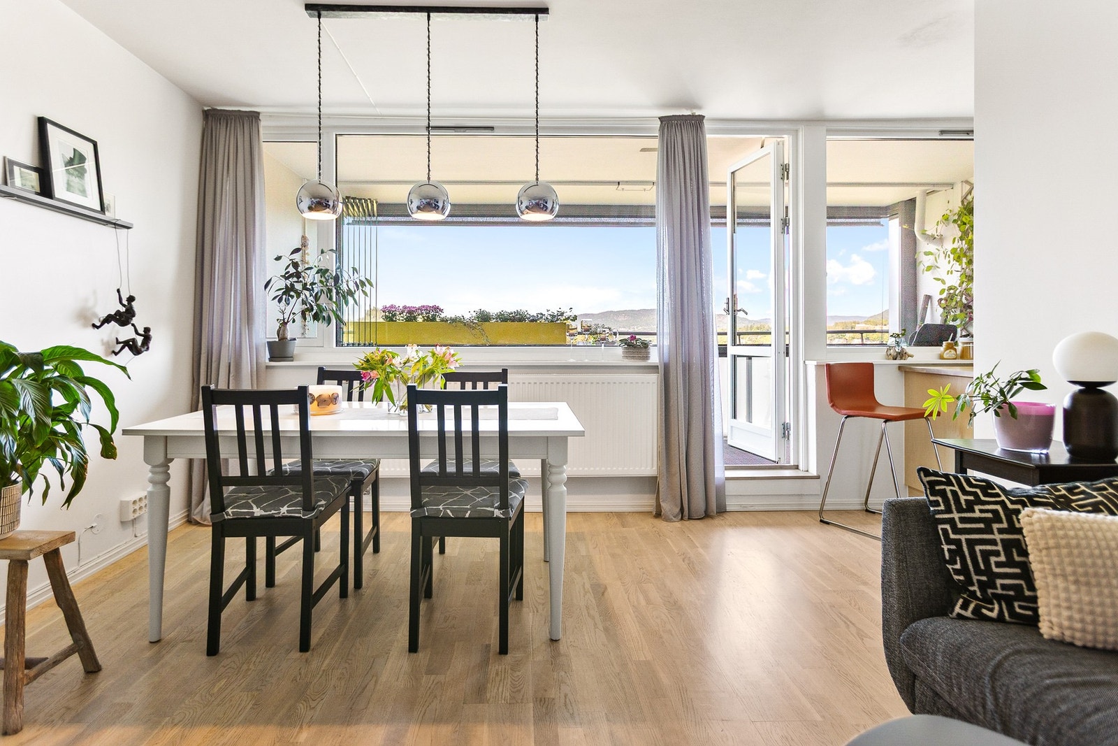 Godt med lysinnslipp fra de store vinduene. Galleribilde