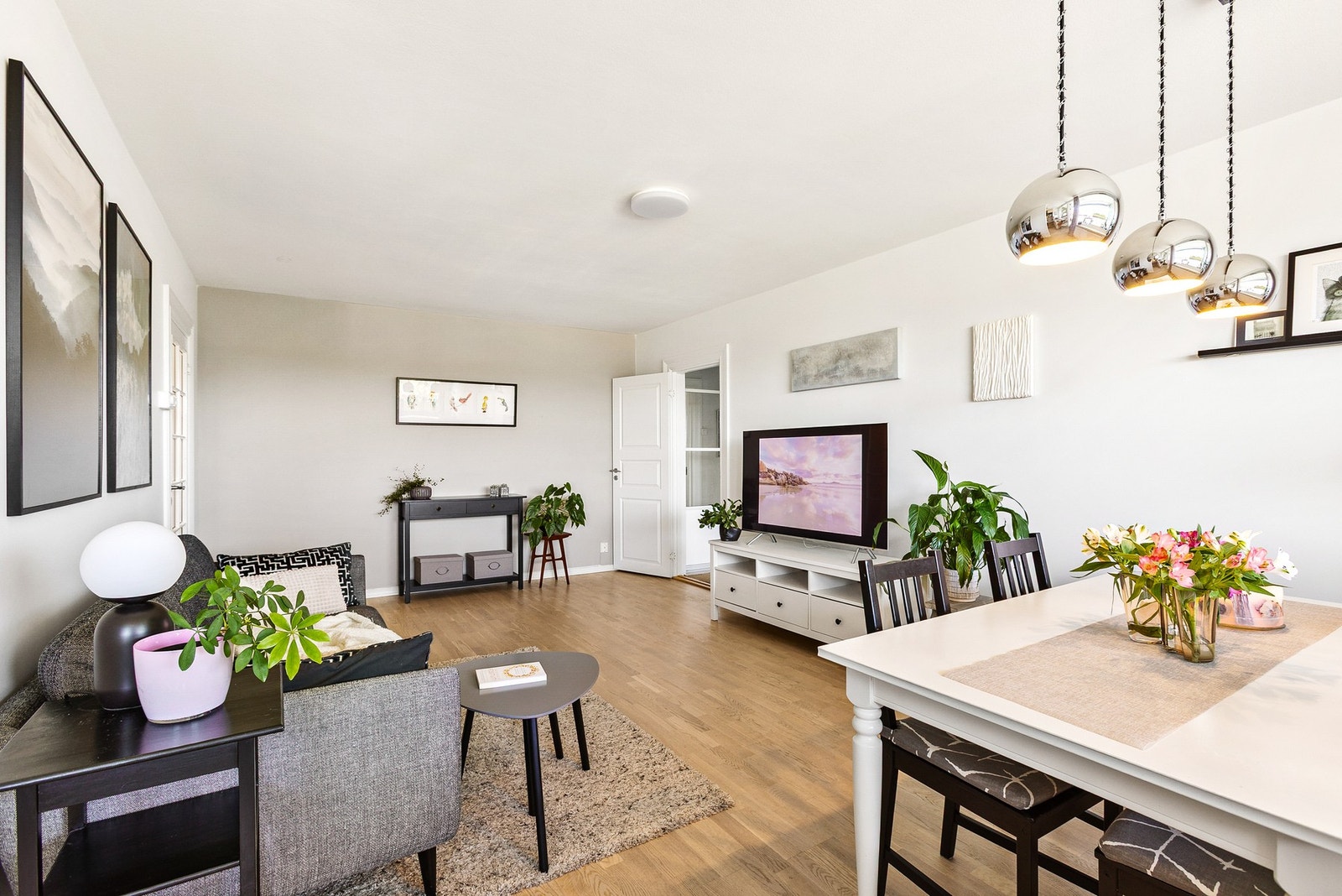 Stuen har en fin utforming som gjør den enkel å møblere etter eget ønske. Galleribilde