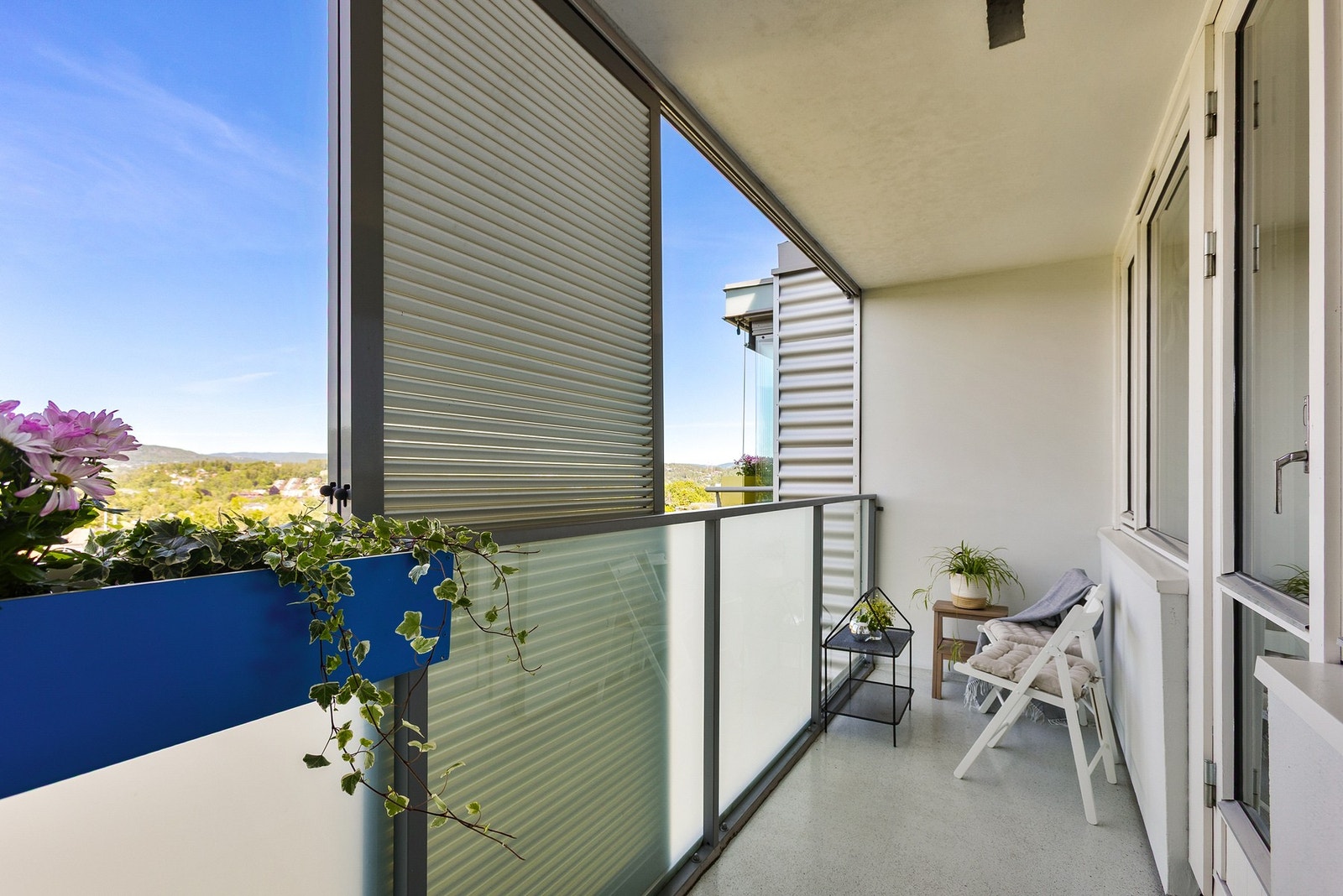 Romslig balkong på ca. 6 kvm med god plass til utemøblement. Galleribilde