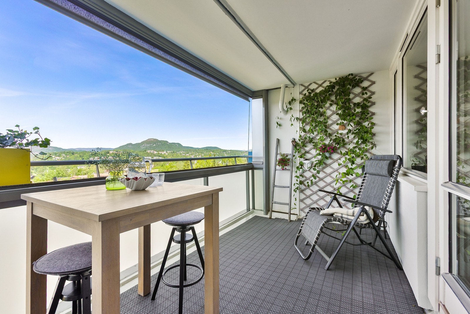 Fra stuen er det utgang til en innglasset balkong på hele 15 kvm. Galleribilde