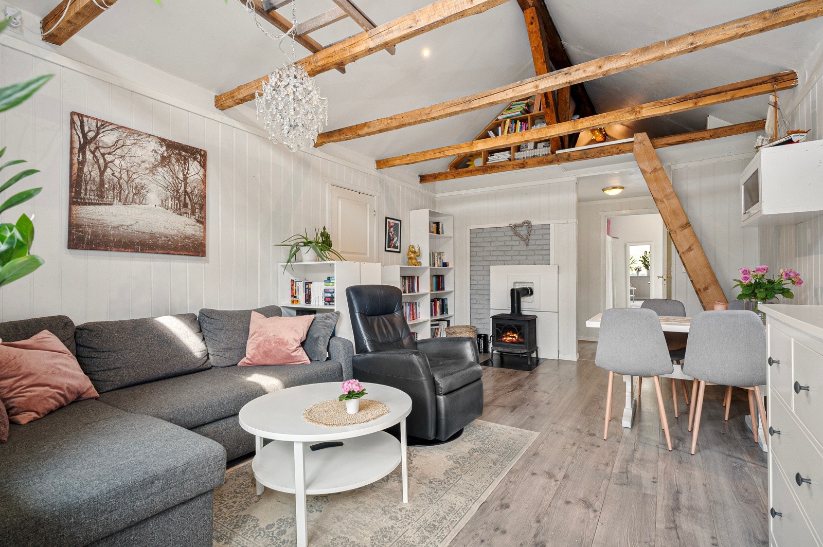 God plass til sofagruppe og spisebord i stuen. Galleribilde
