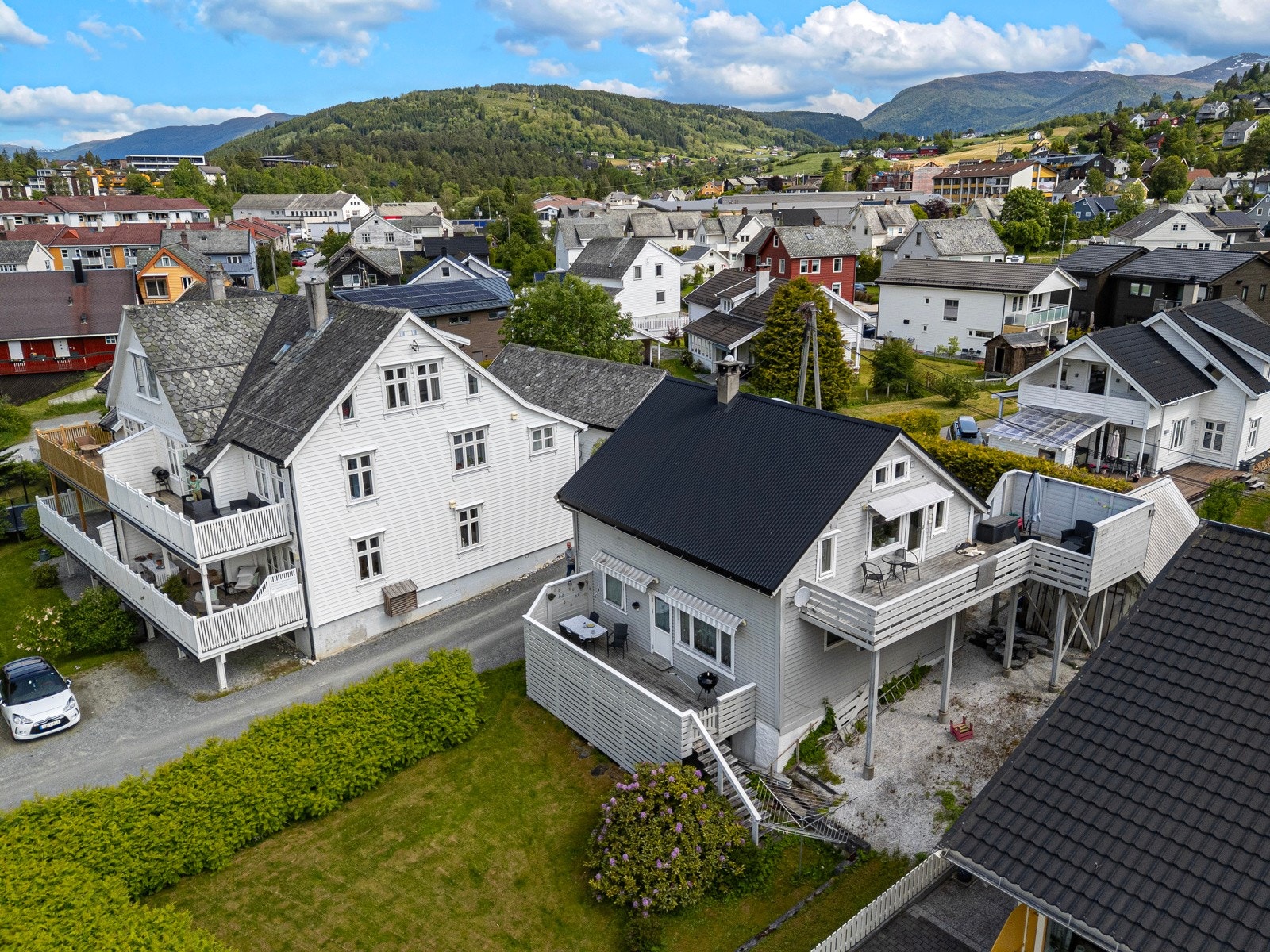 Sentral belligenhet i attraktive Gjernesvegen, kun 3 minutters gange til sentrum. Galleribilde