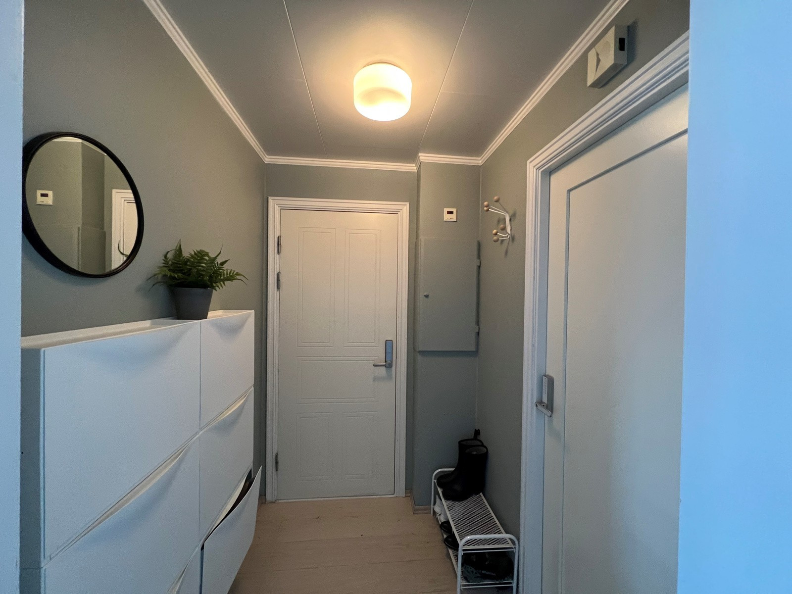 Hybelen ligger i 2. etasje og har felles entré med hovedleilighet.