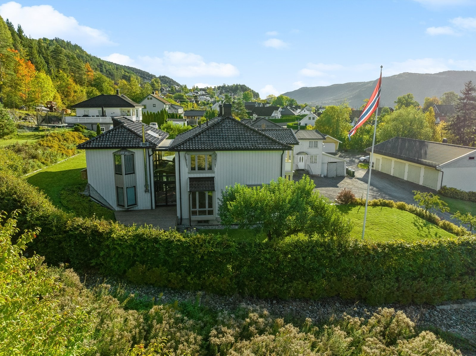 Ny, flott bøkehekk ble etablert i 2016 og omkranser eiendommen på to sider. Galleribilde