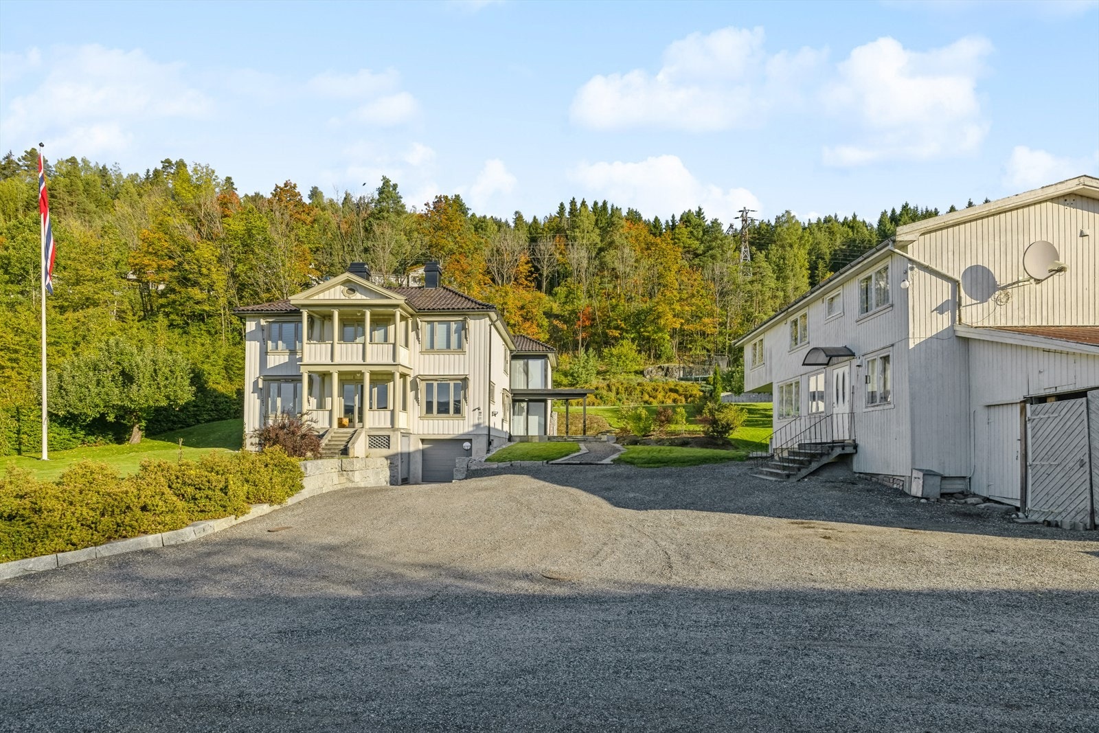 Gruslagt innkjørsel. Adkomst via privat vei. Galleribilde