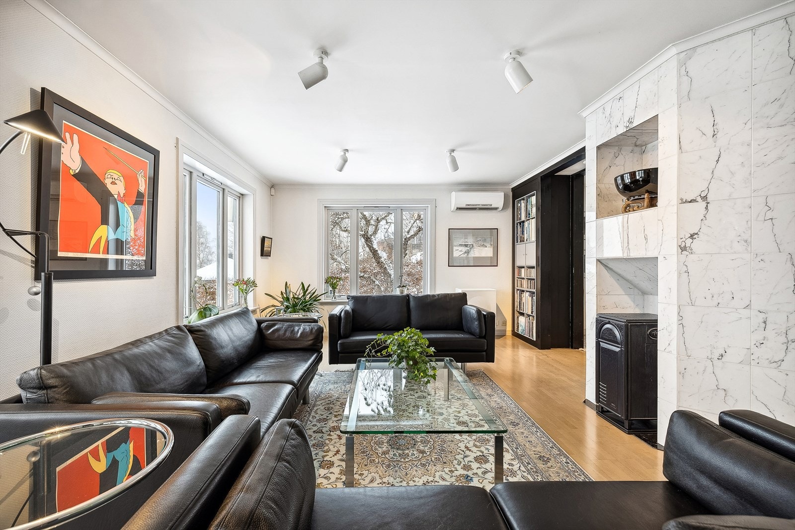 Stor stue med mulighet for større sittegruppe og mange gjester. I stuen er det lagt parkett. Galleribilde