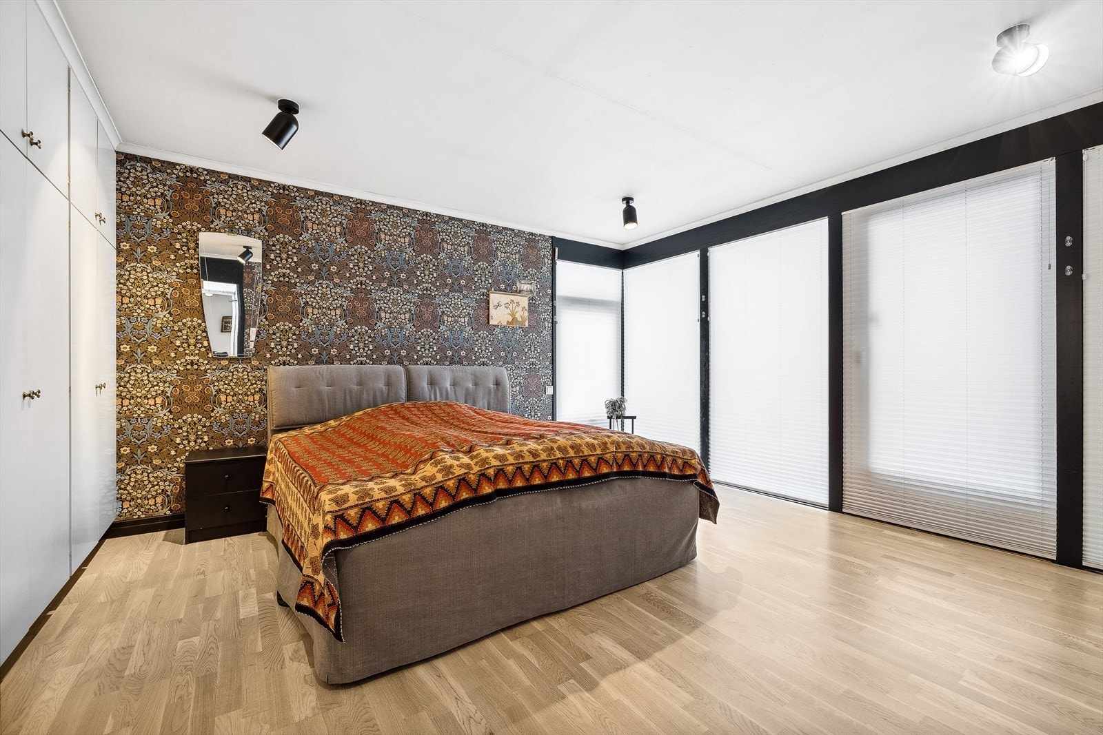 Stort soverom med garderobeskap langs hele veggen. Direkte adkomst til bad og utgang til overbygget inngangsparti. Galleribilde