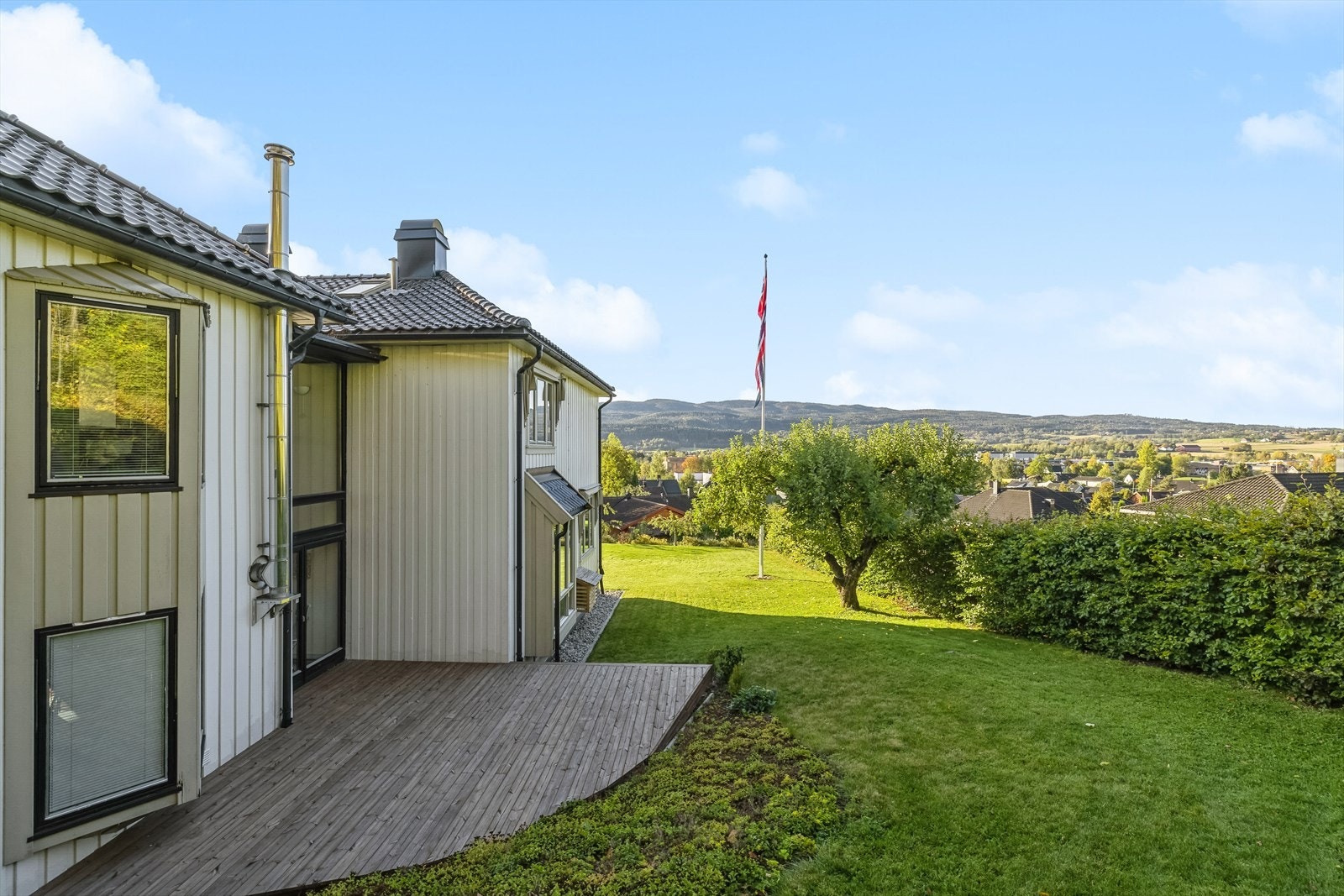 Terrassen ble bygd i 2020. Det ble videre av gartner utført en rekke hagearbeid i 2019-20. Galleribilde