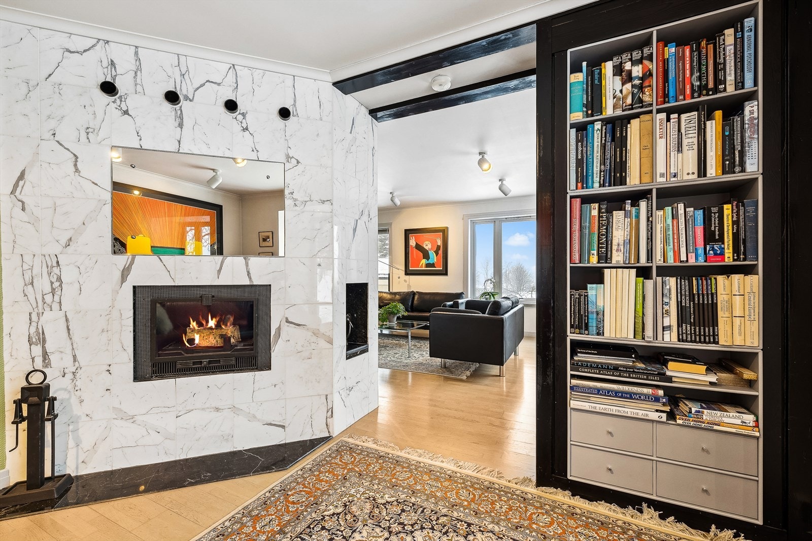 Flott arkitekttegnet peis kledd i marmor. Boligen varmes opp med vedfyring og elektrisitet. Vedovner og varmepumper er montert. Ny innsats i pipe ble montert i 2015. Galleribilde