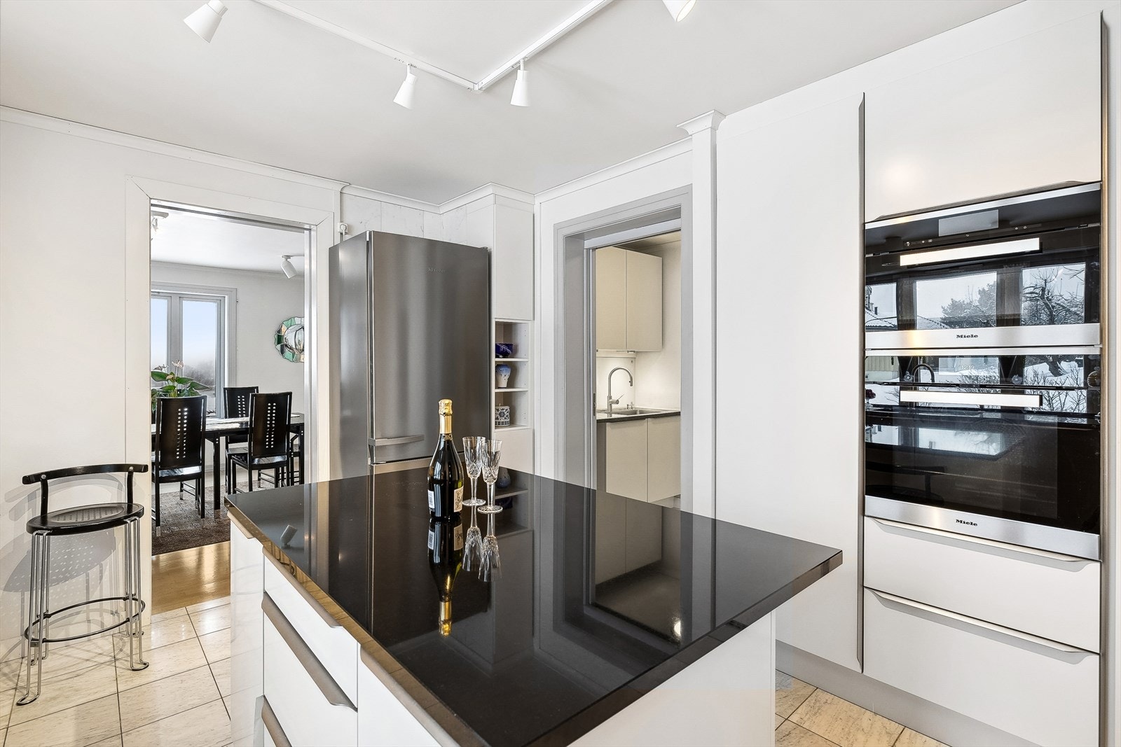 Flott benkeplate av komposittstein og integrerte hvitevarer fra Miele. Galleribilde