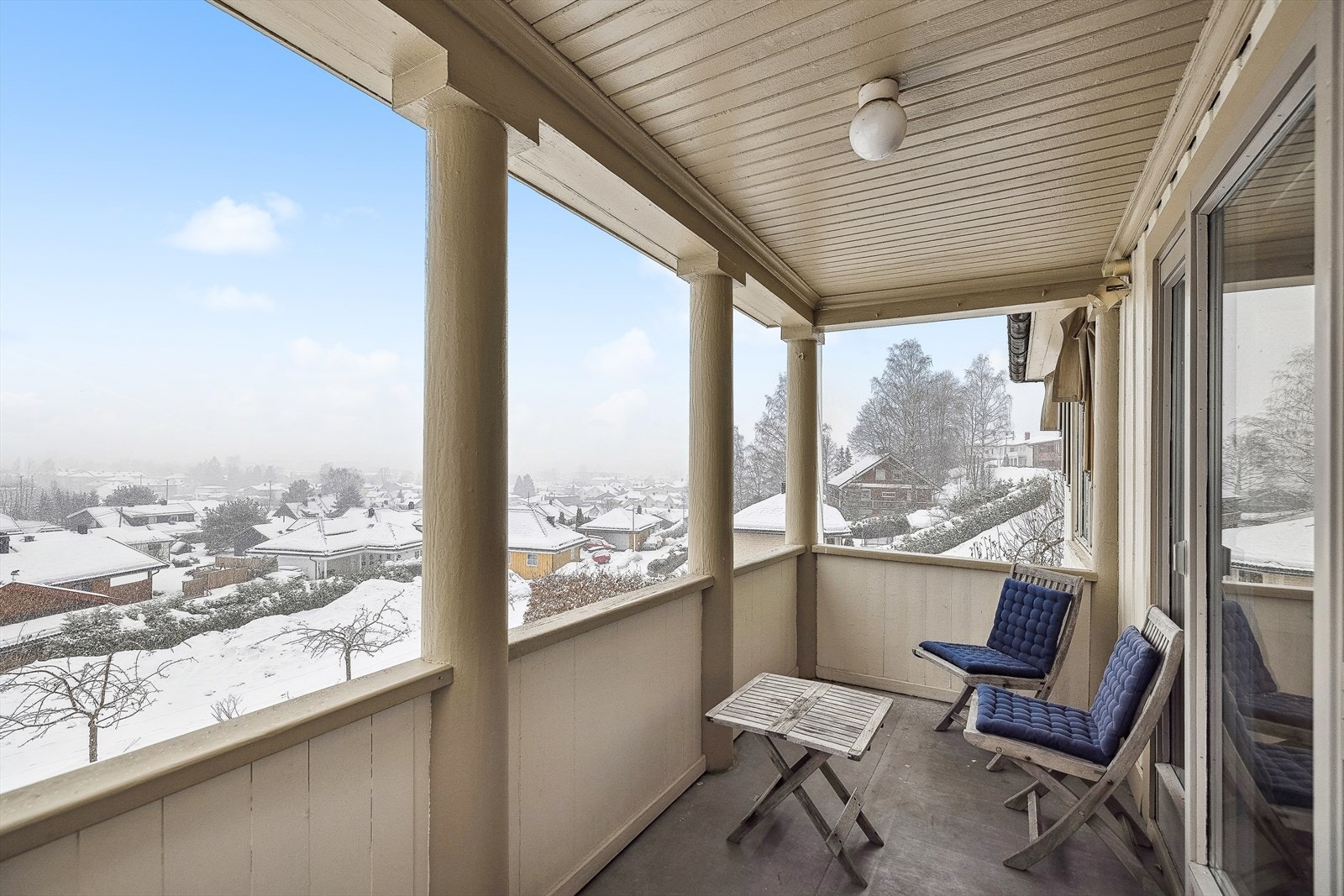 Balkongen ligger sørvendt og er overbygd. Flotte utsiktsforhold! Galleribilde