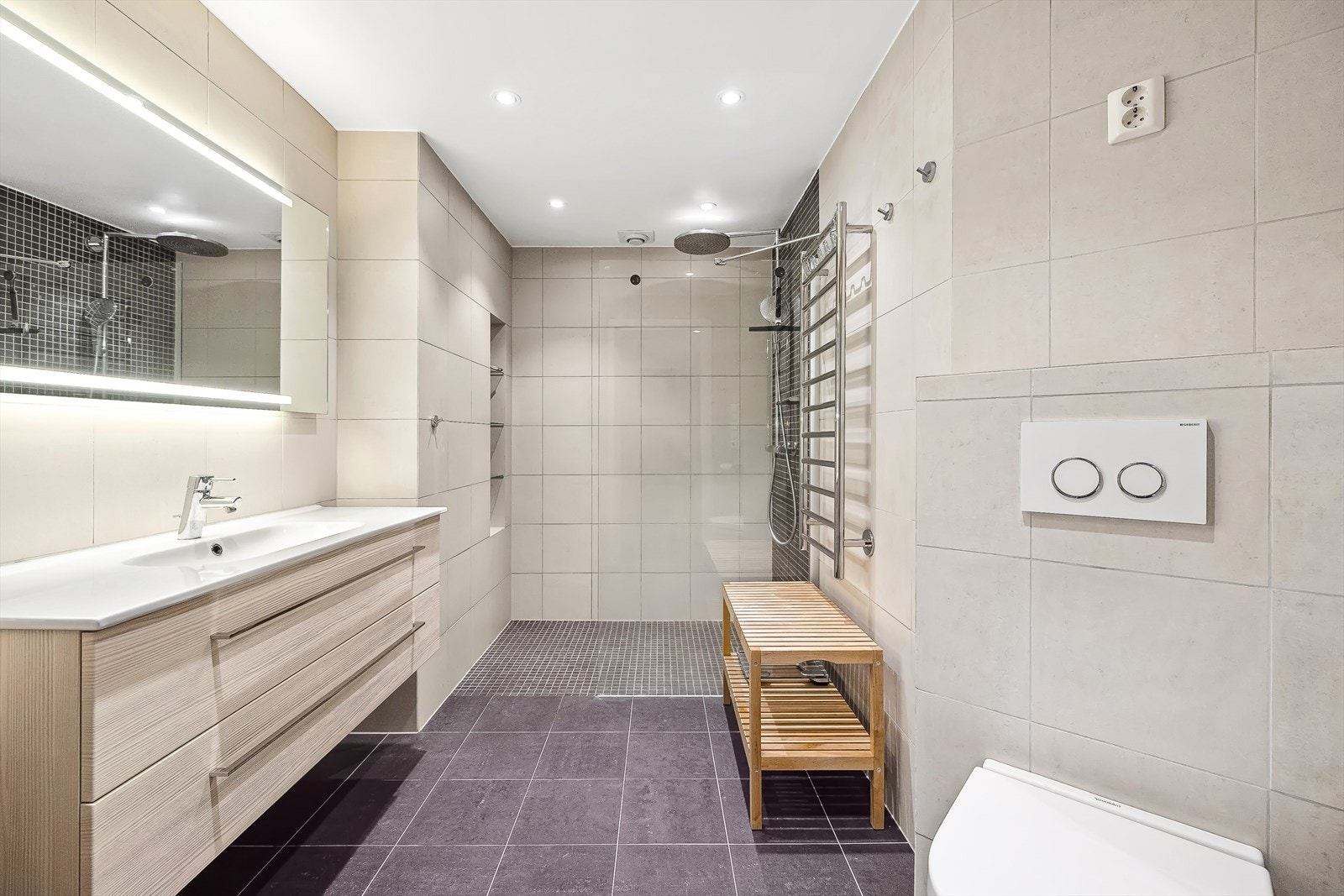 Boligen inneholder 2 bad - begge beliggende i 2.etasje. Hovedbadet ble renovert i 2013. Galleribilde