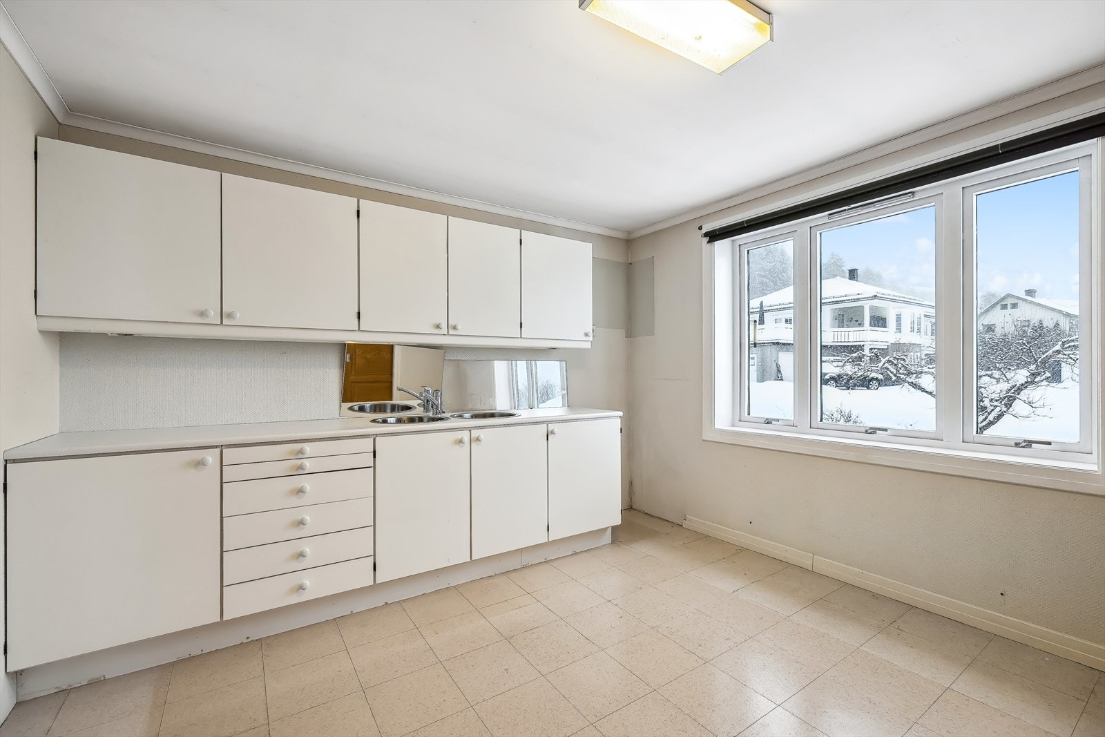 I 2.etasje er det er stort rom som tidligere ble vurdert som kjøkken men rommet ble aldri benyttet til dette. Med tilrettelegging for vann og avløp kan dette kanskje bli storfamiliens nye vaskerom eller bad. Galleribilde