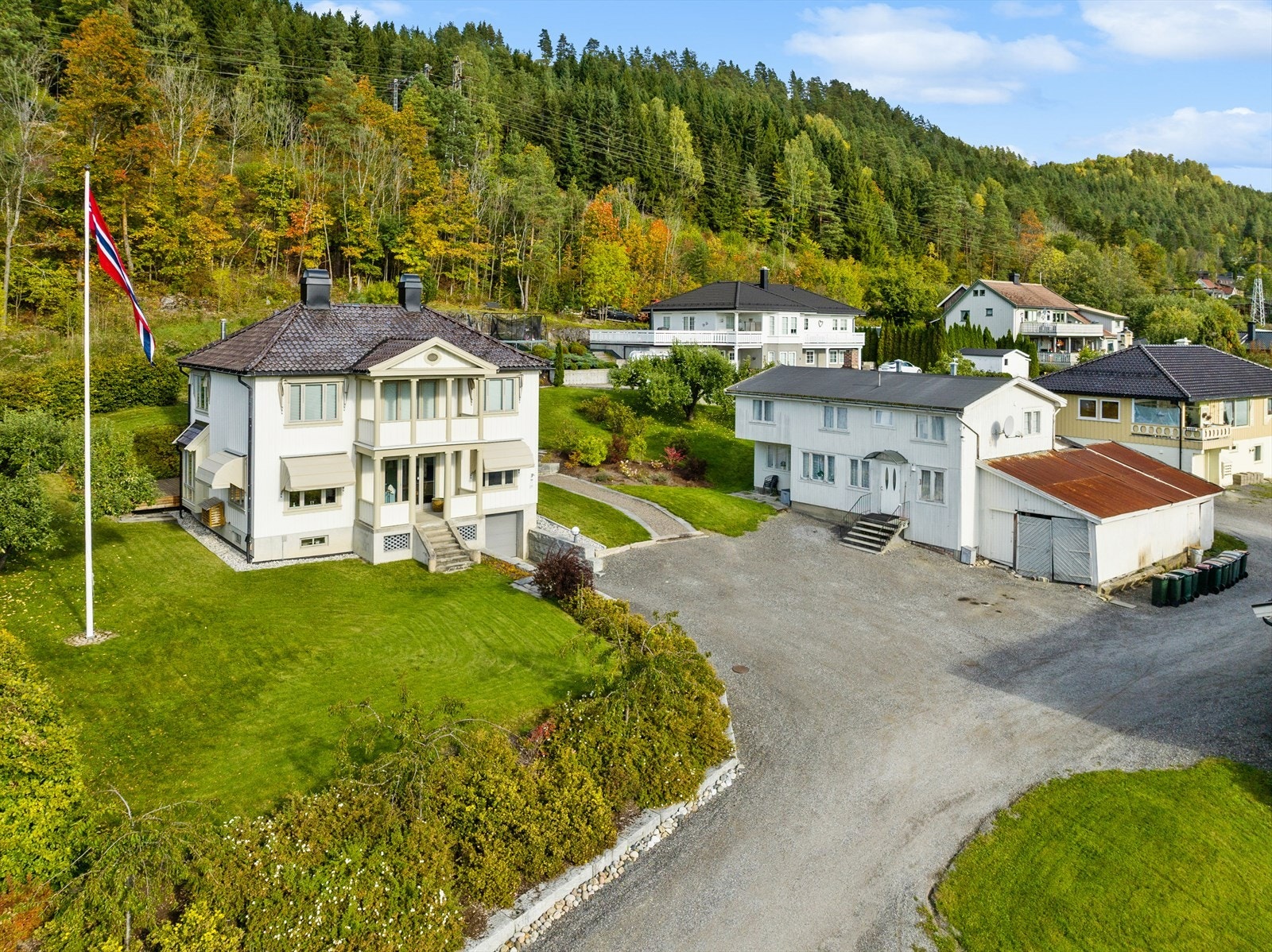 Denne herskapelige boligen strekker seg over 3 plan og har et innvendig bruksareal på hele 370 kvm. Garasje i kjeller med direkte adkomst inn i boligen. Galleribilde