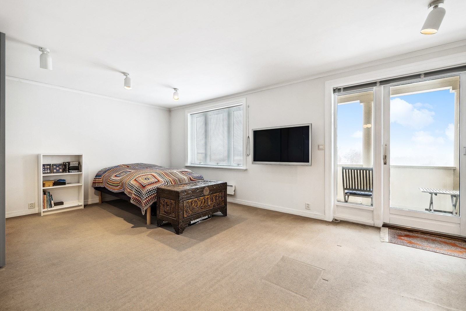 Fra dette rommet er det også direkte utgang til balkong. Her får du nydelig utsikt utover Eikerbygdene. Galleribilde