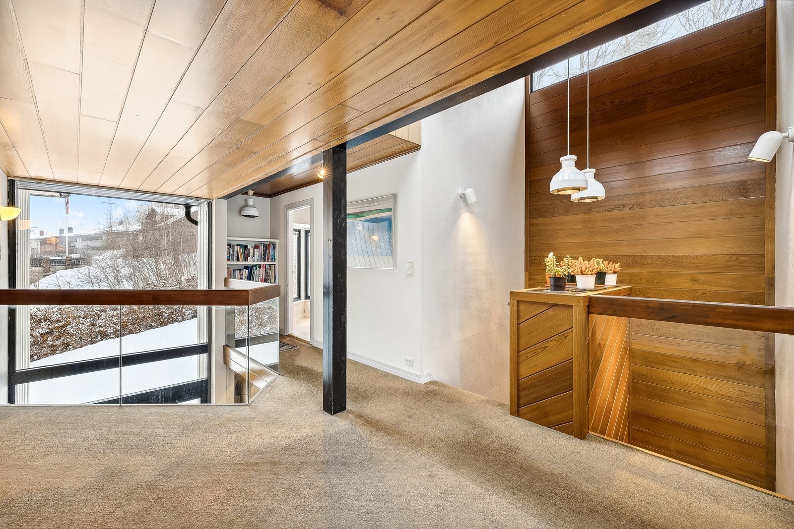 De store vinduene gir god kontakt med hagen. Her fra gangen i 2.etasje hvor solen på kvelden lyser inn i rommet! Galleribilde