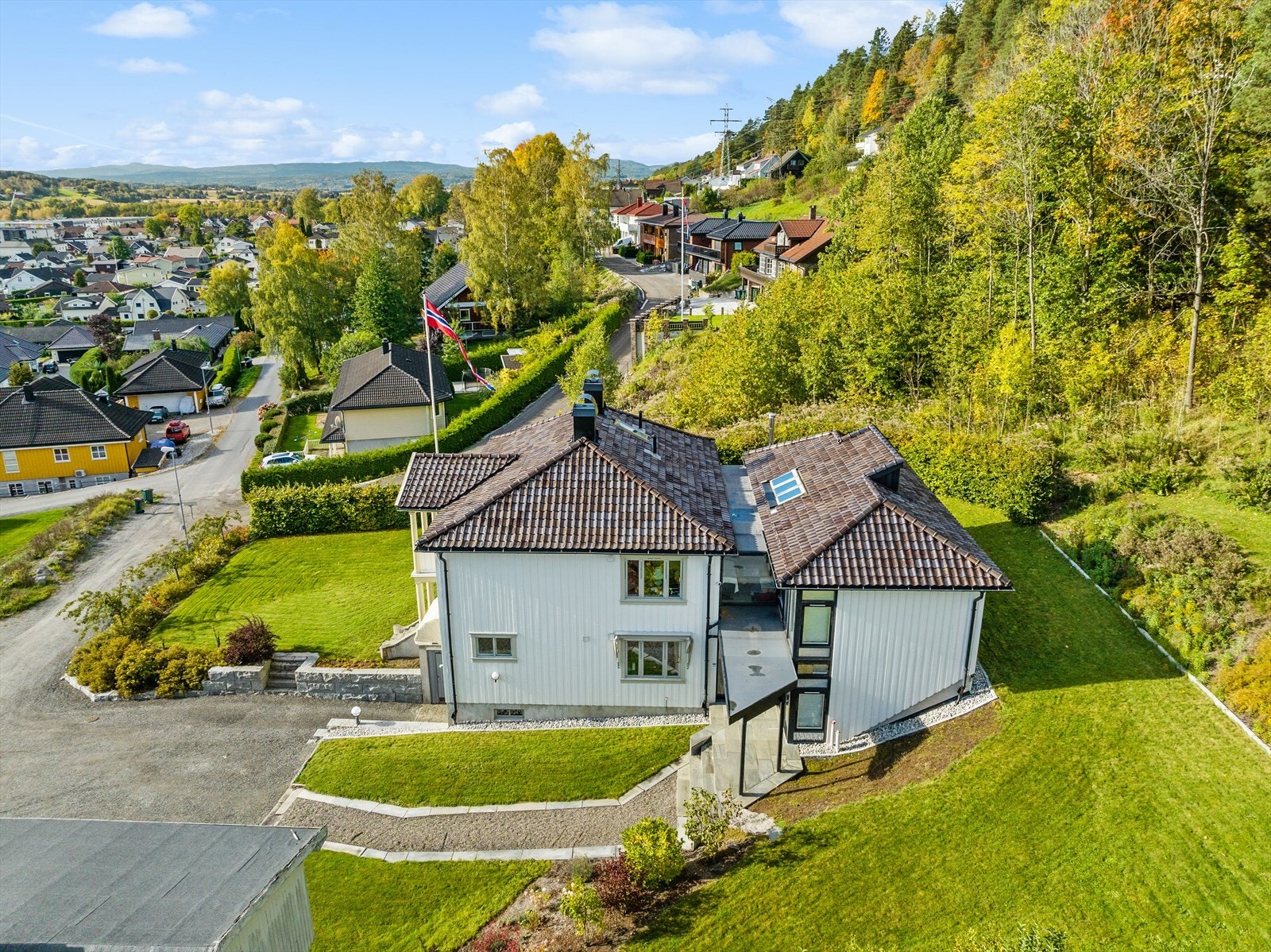 DNB Eiendom ved Christine Sjødal har gleden av å presentere Rundtom 17A! Stor herskapelig bolig på flott tomt. Galleribilde