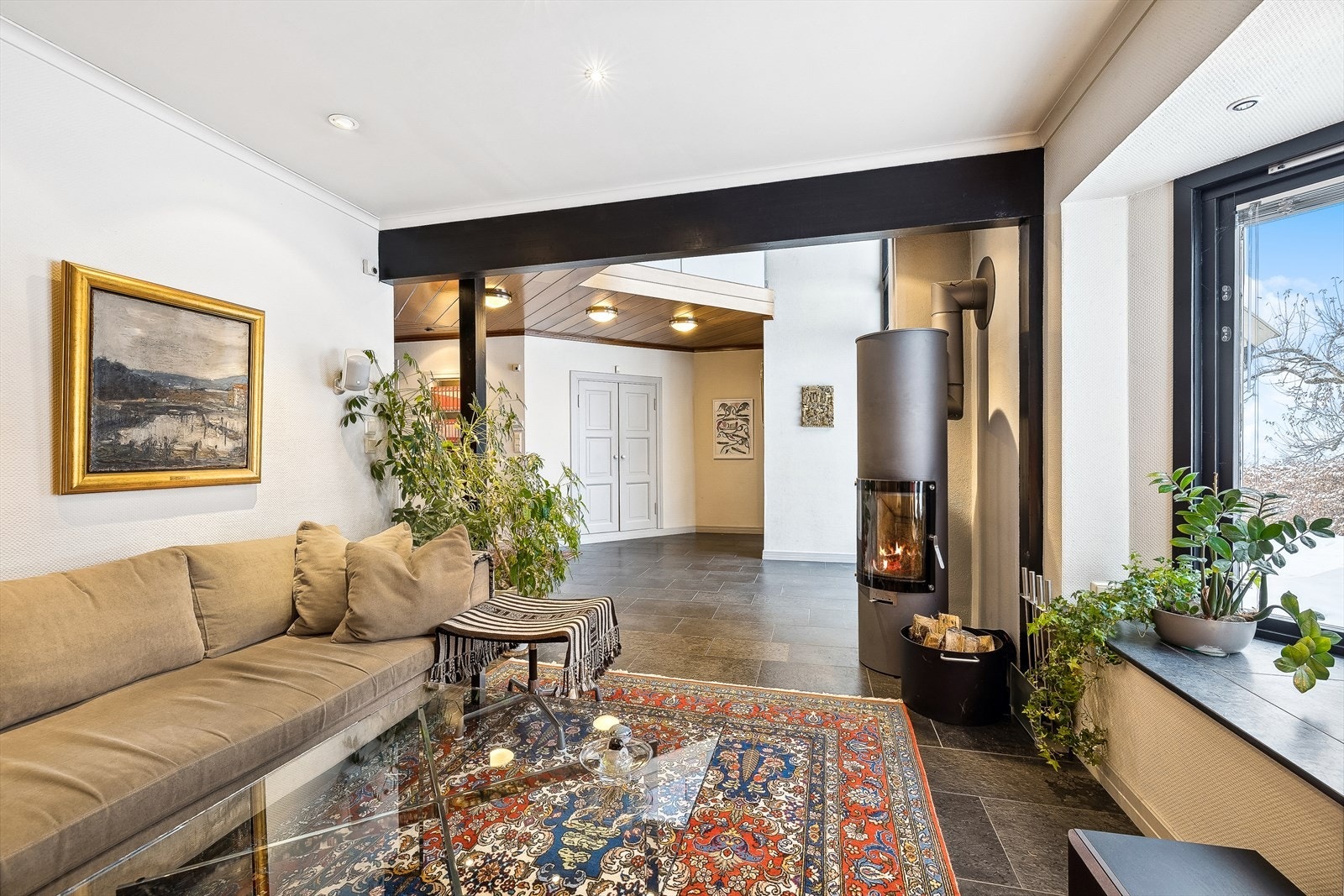 Flisene i TV-stue og entrè ble lagt i år 2000. Med fyr i peisovnen skapes den lune, gode atmosfæren! Galleribilde