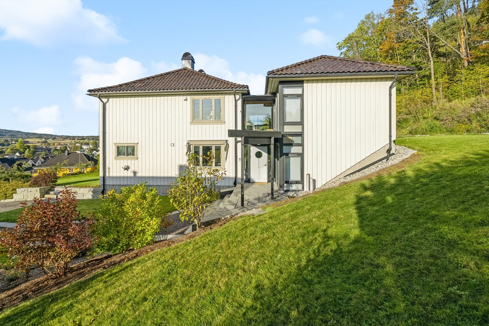 Boligen ble oppført i 1930, tilbygd i perioden 1978-82 med et spennende, arkitekttegnet tilbygg. Galleribilde