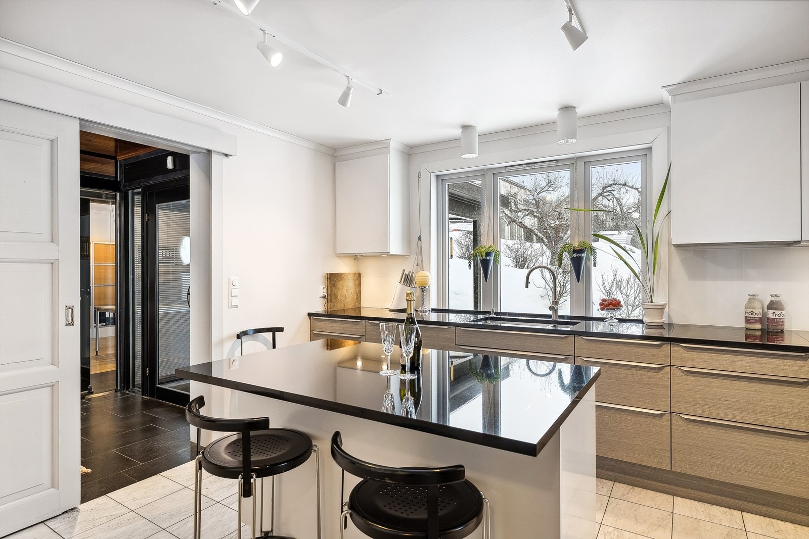 Stilfull innredning med glatte fronter. Galleribilde