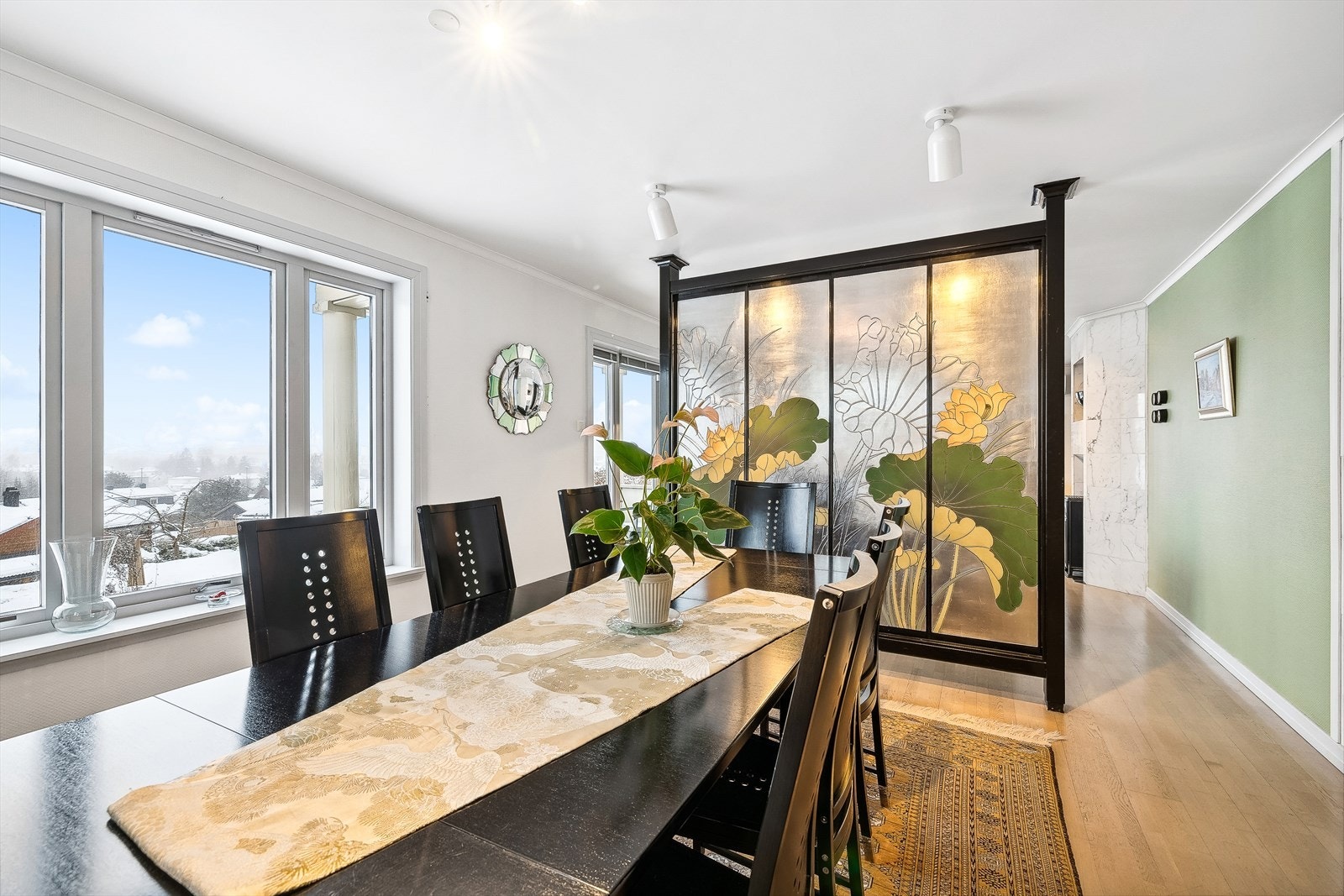 Spisestuen i 1.etasje ligger i direkte tilknytning til kjøkkenet. Skjermdeler mellom spisestue og stue medfølger ikke men selger er åpen for dialog. Galleribilde