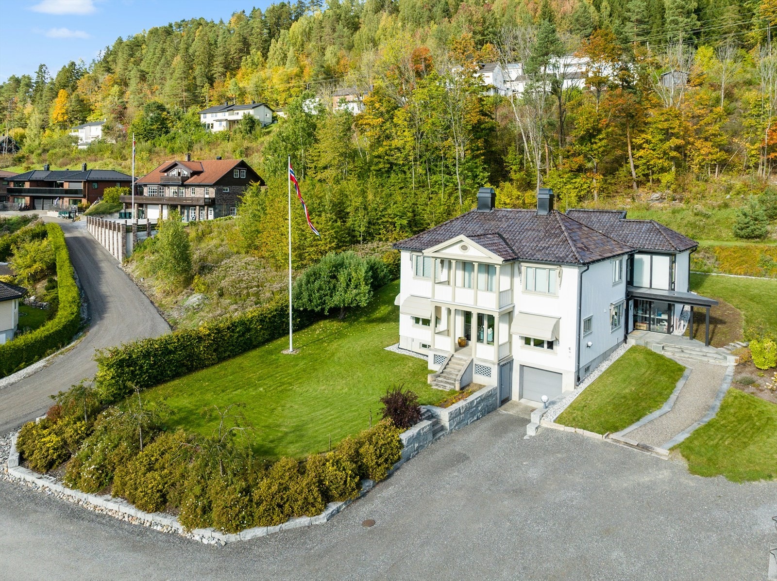 Boligen ligger fritt, fint tilbaketrukket og noe høyrere i terrenget med nydelig utsikt og gode solforhold. Galleribilde