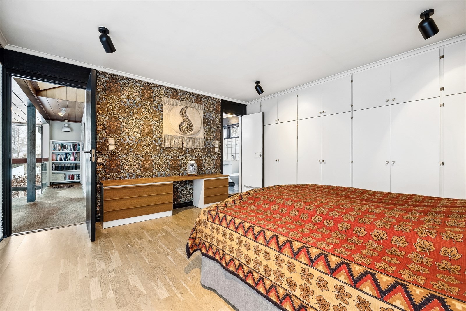 Soverom 1 har svært godt med garderobeskap montert. Spennende, tapetsert kontrastvegg gir rommet særpreg! Galleribilde