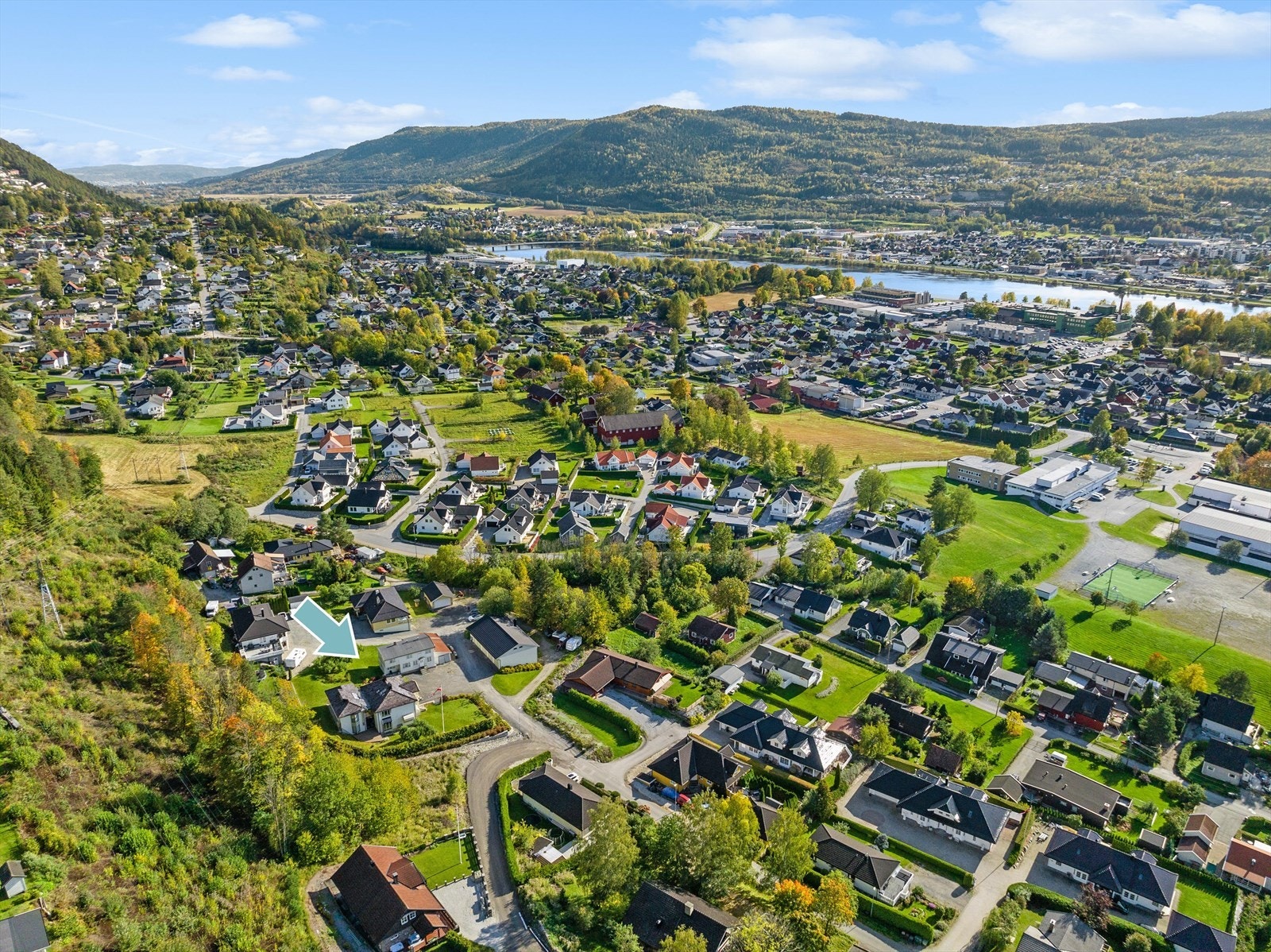 Gangavstand til det meste; svømmehall, sportshall, barne- og ungdomsskole, dagligvare og tilgang til skogen rett bak huset. Galleribilde