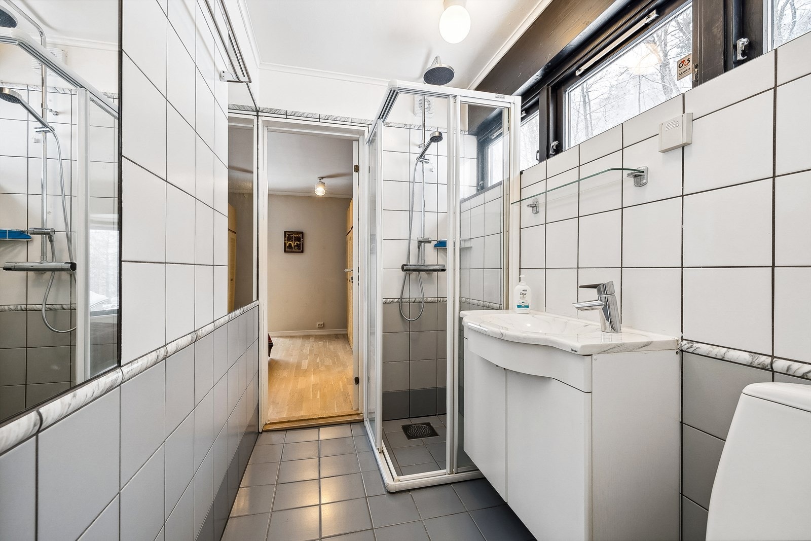 Det andre badet ble oppgradert i 2004. Dette badet har adkomst fra 2 av soverommene. I tillegg finnes et separat toalettrom i 1.etasje. Galleribilde