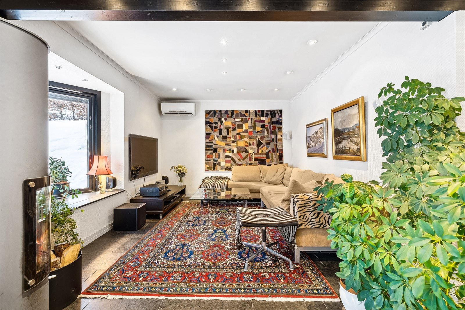 I 1.etasje finnes også en TV-stue med mulighet for stor og god lounge sofa. Peisen er vendbar og kan justeres etter eget ønske. Galleribilde