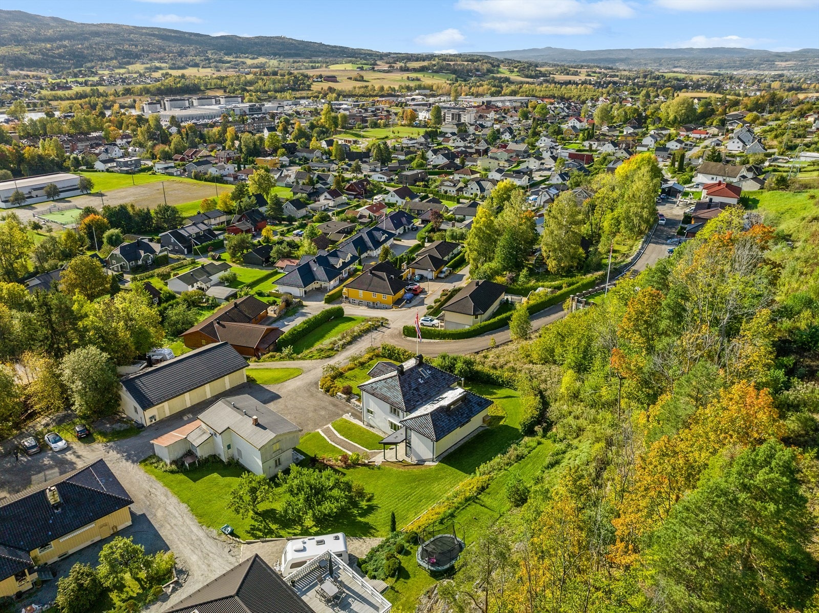 Eiendommen er beliggende i et etablert og attraktivt område i Krokstadelva i Drammen kommune. Galleribilde