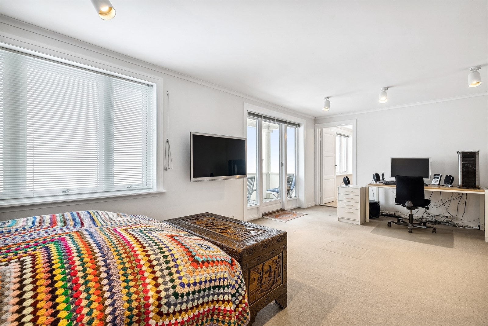 Opprinnelig stue/spisestue i 2.etasje er i dag innredet som et soverom. Galleribilde