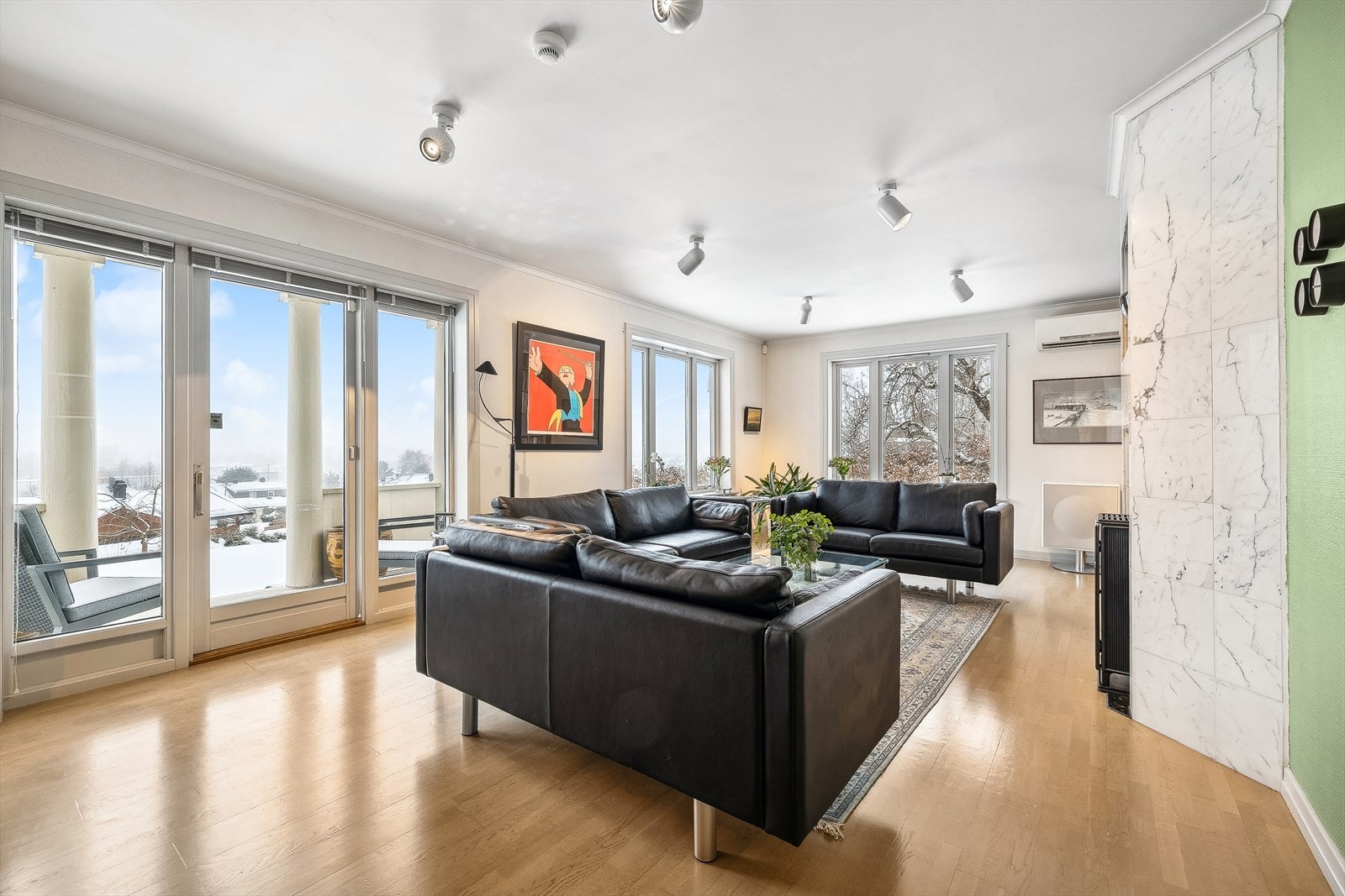 Romslig og hyggelig stue i 1.etasje. Utgang til sørvendt veranda. Galleribilde