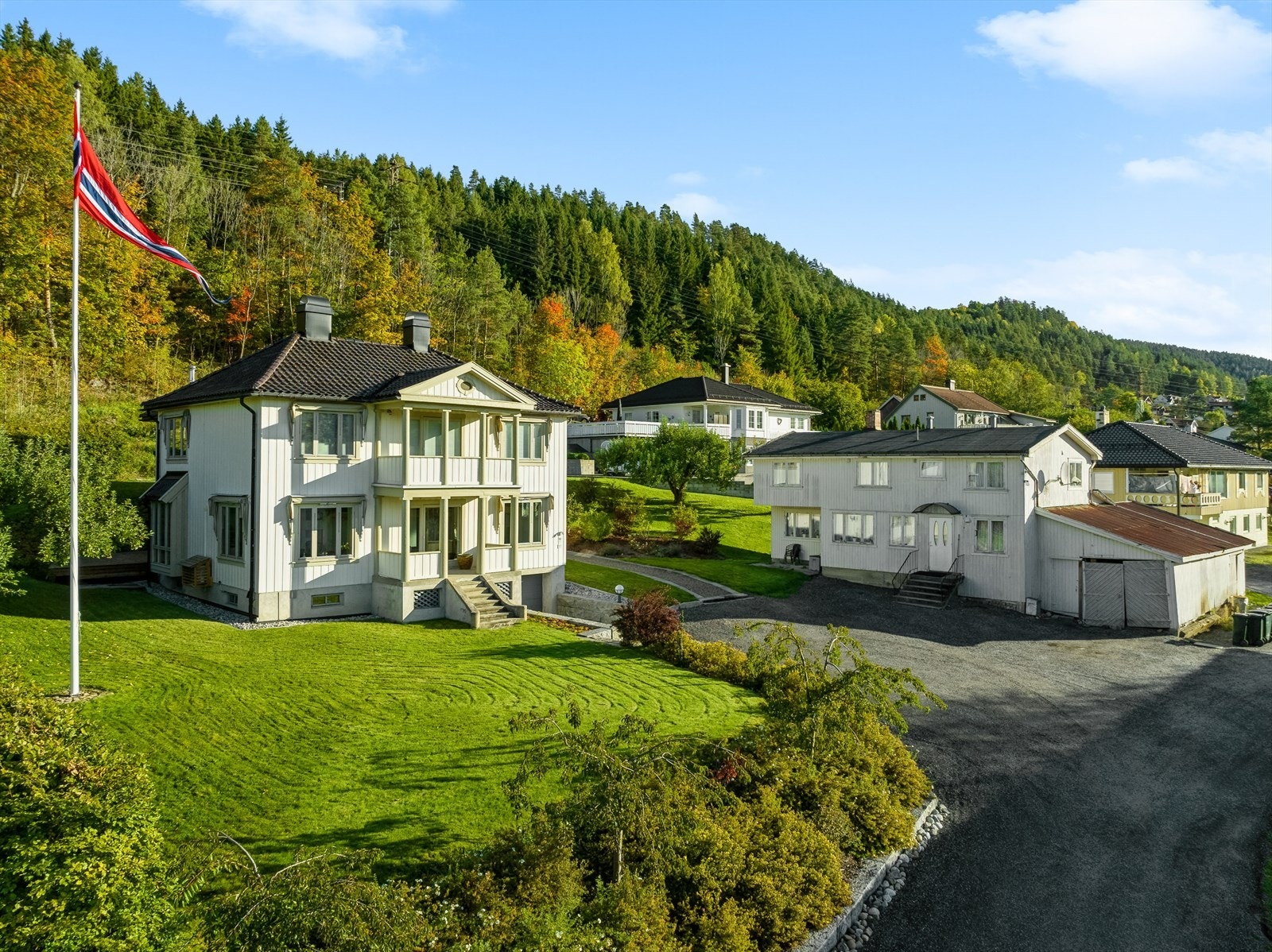 Eiertomten er på ca. 2 mål og er pent opparbeidet. Det ble lagt ny drenering rundt boligen i 2018. Galleribilde