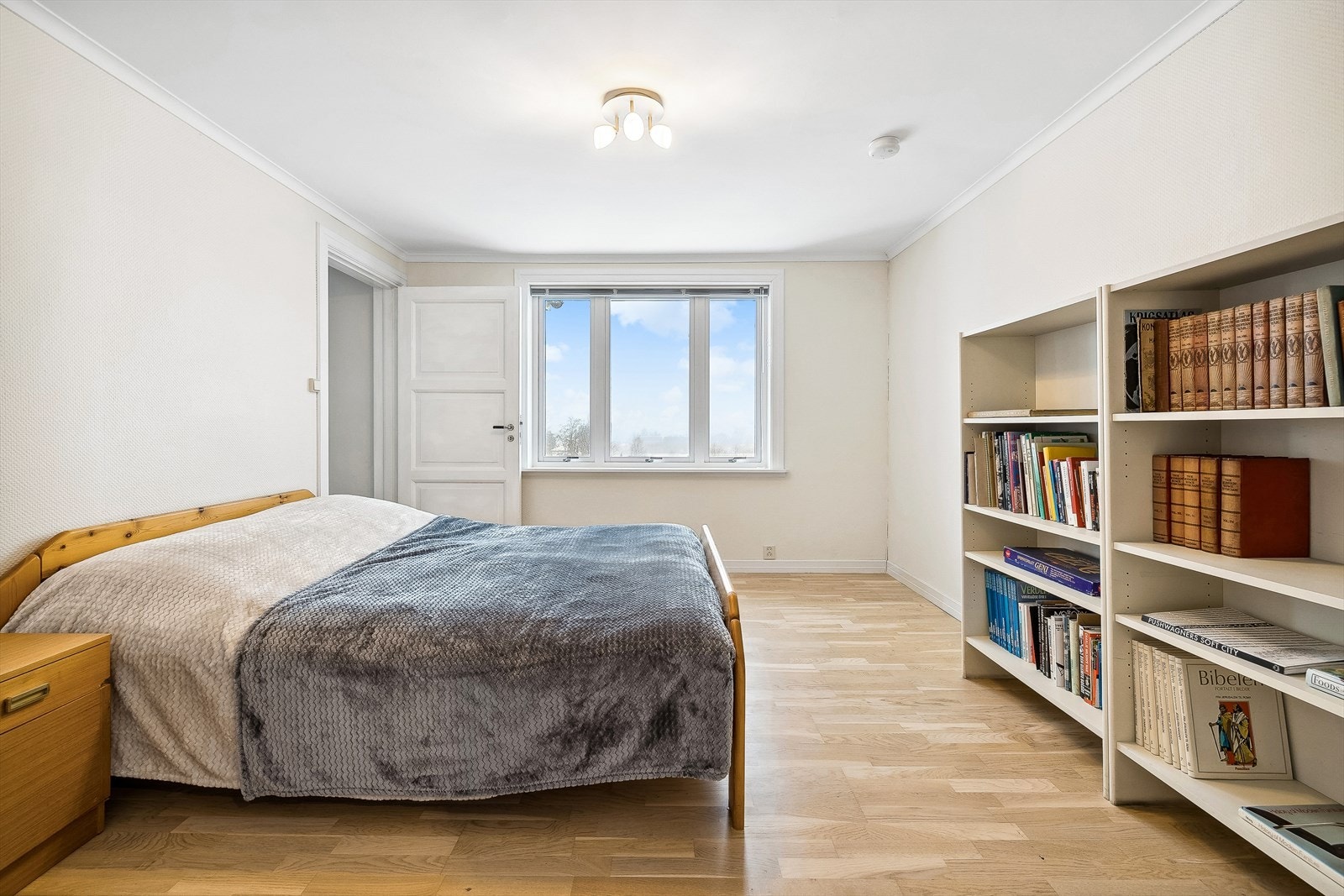 Soverom 2. Rommene er alle av fin størrelse med plass for stor seng og tilhørende møblement. Galleribilde