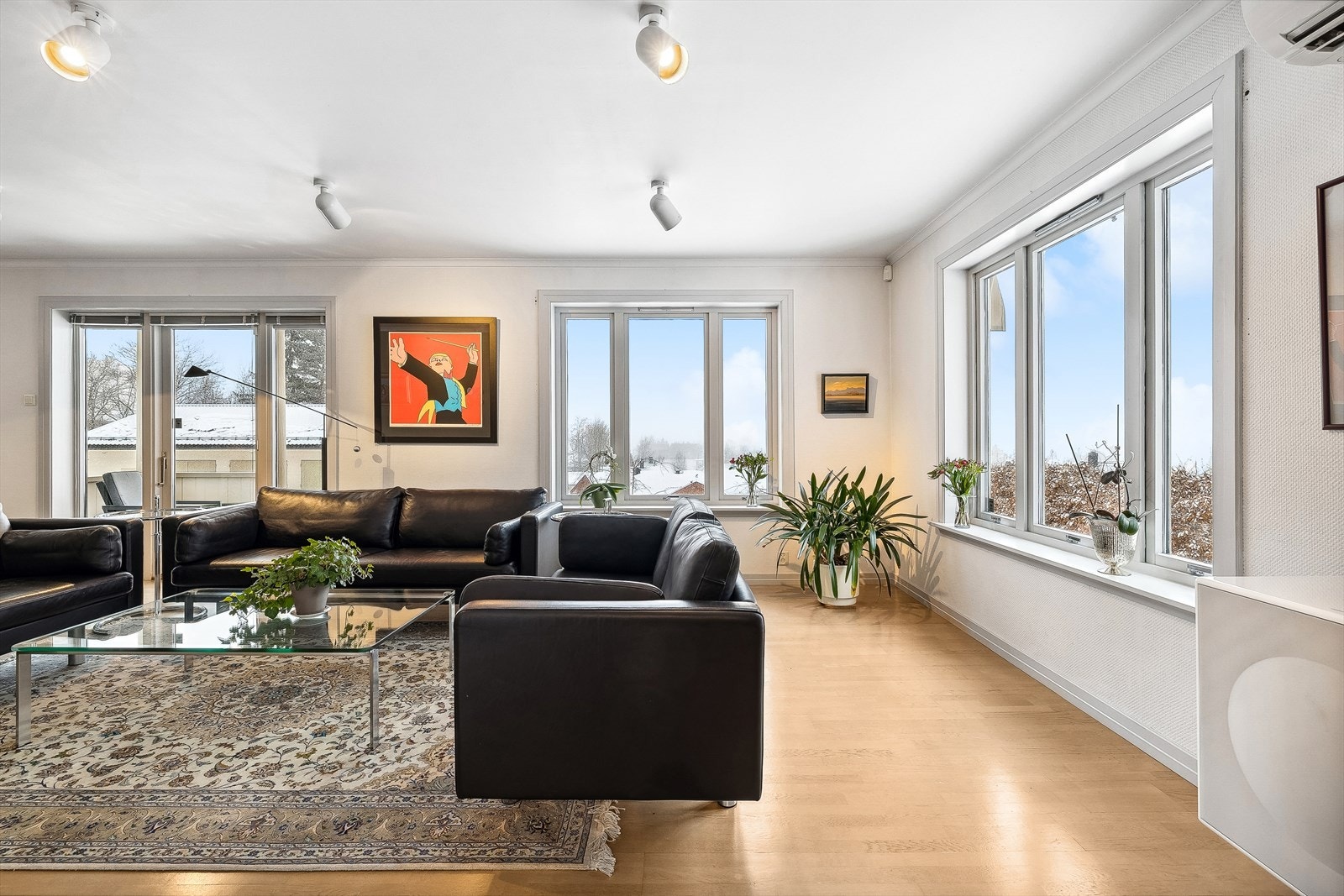 Fint lysinnslipp. Solen lyser opp ulike deler av huset gjennom dagen. Galleribilde