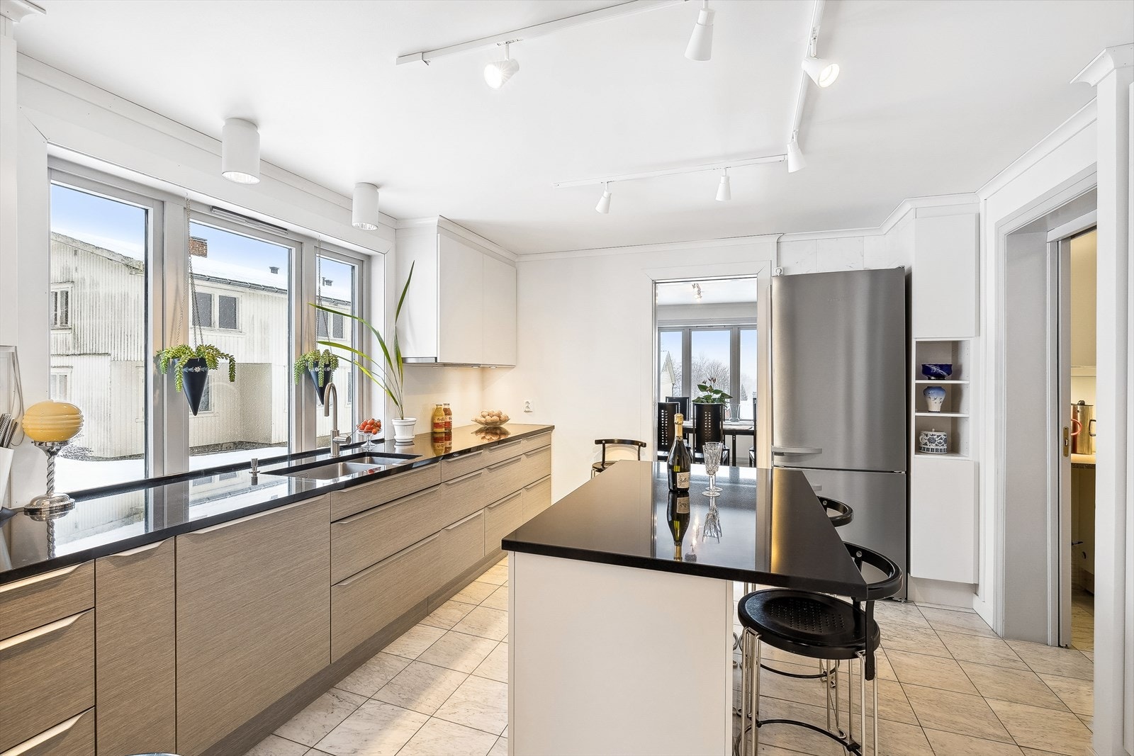 Et svært bruksvennlig kjøkken som innehar godt med skap- og benkeplass. Galleribilde