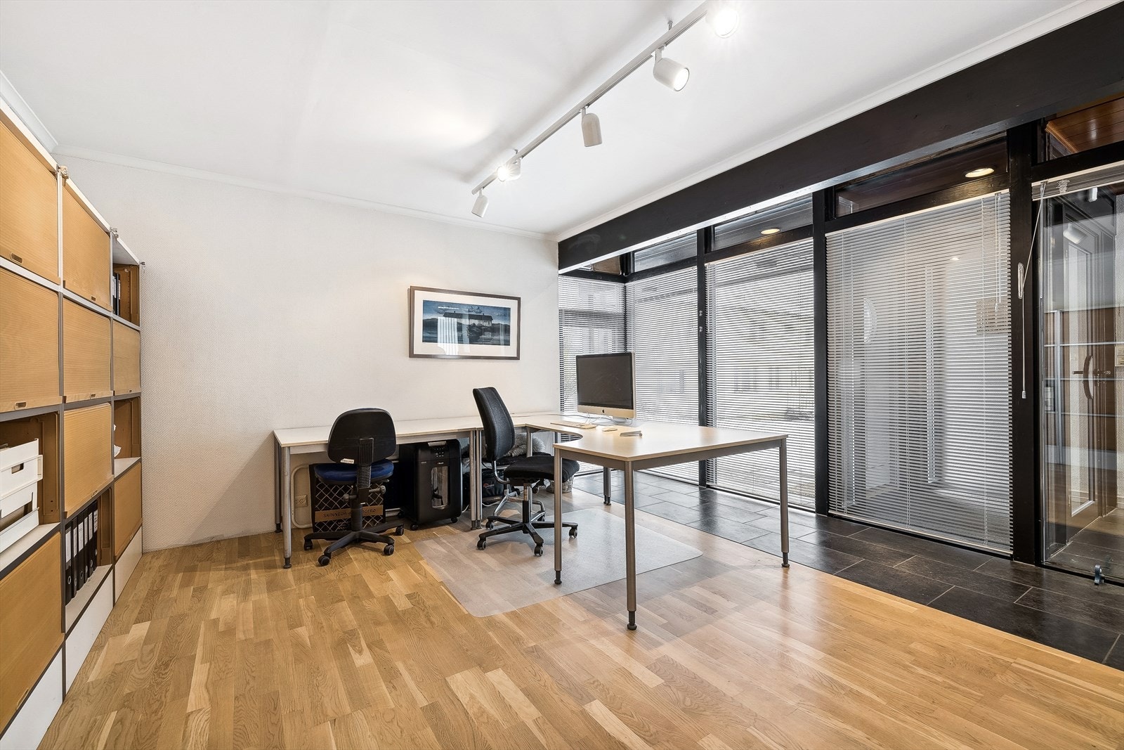 Lyst og trivelig kontor/arbeidsrom i 1.etasje. Rommet er av god størrelse og har store vinduer som gir godt med lys. Perfekt også som treningsrom. Galleribilde