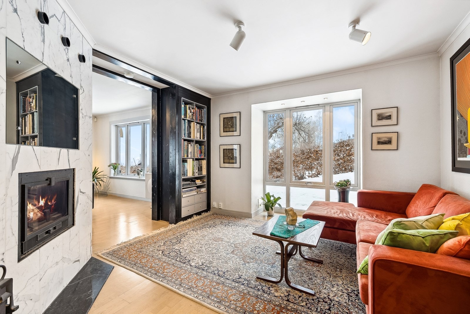 Peisestue med integrerte Montana bokhyller. Store vindusflater gir godt utsyn mot hagen og sørger for godt med lys inn i rommet. Galleribilde