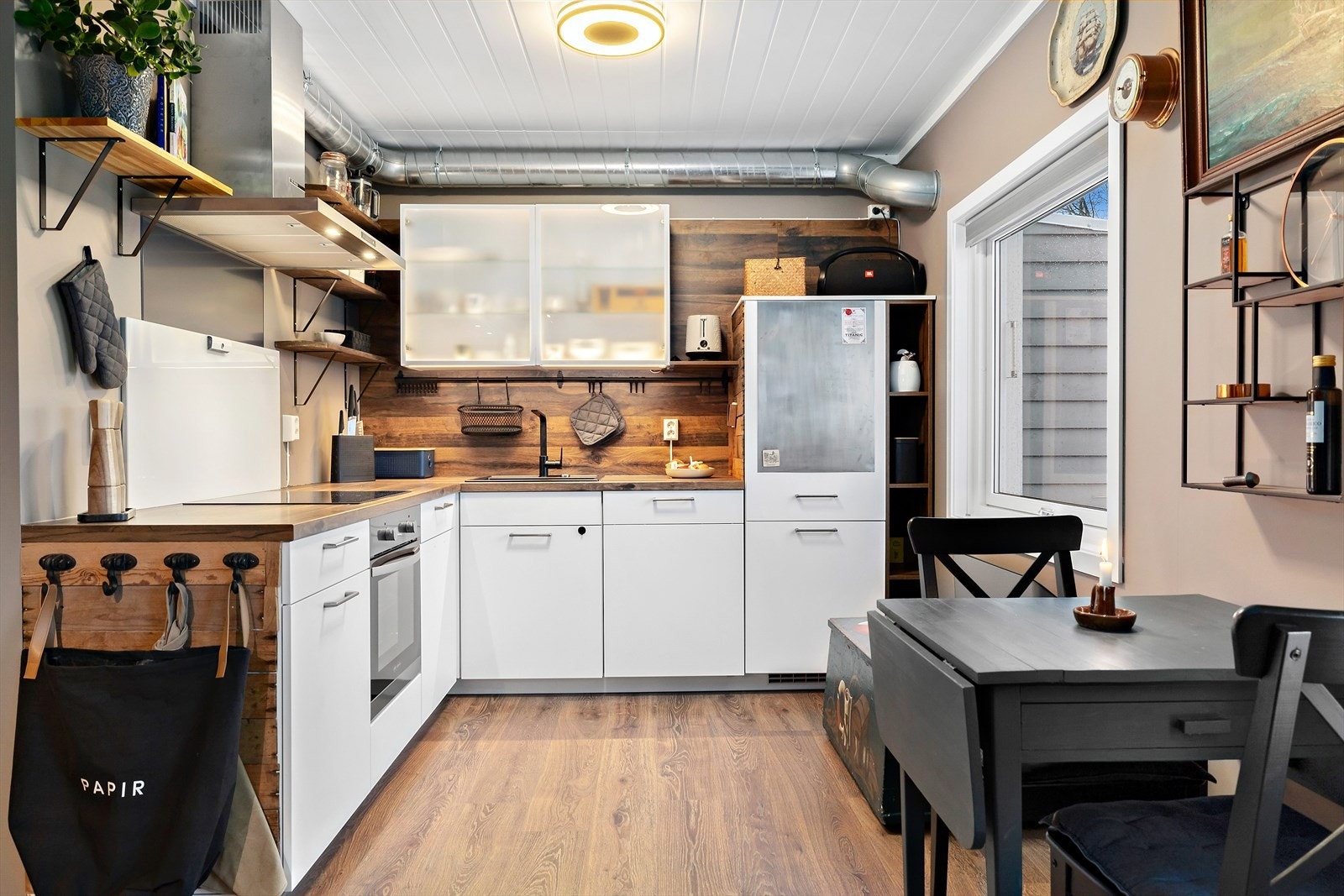Et rutikk og råkult kjøkken med alt du trenger! Det er god plass til både lite og større spisebord - godt med arbeidslys fra det store vinduet! Galleribilde