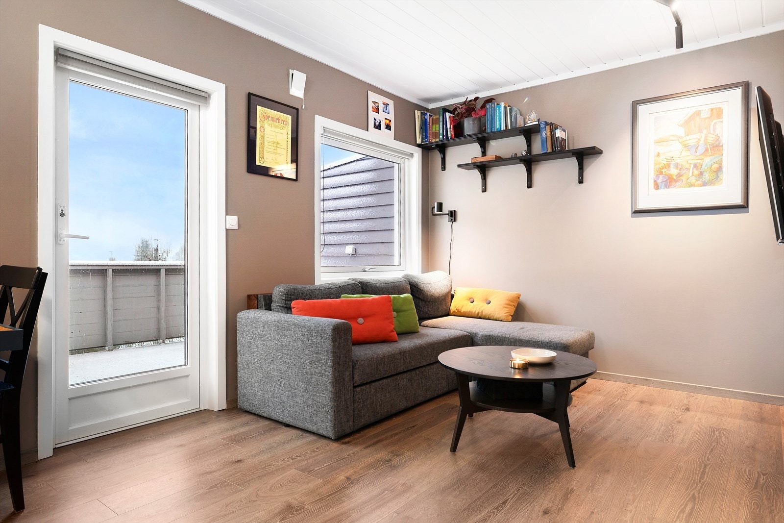 Med terrasse dør og to store vindusflater får leiligheten er ytterligere åpent og luftig preg. Det er god plass til sofa, eller sovesofa til gjestene? Galleribilde
