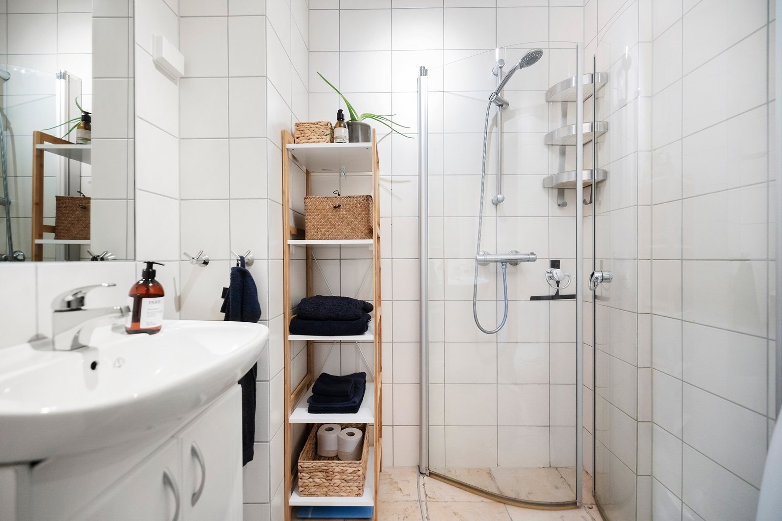Bad sist pusset opp i 2005. Badet er innredet med servant, toalett og dusj. Galleribilde