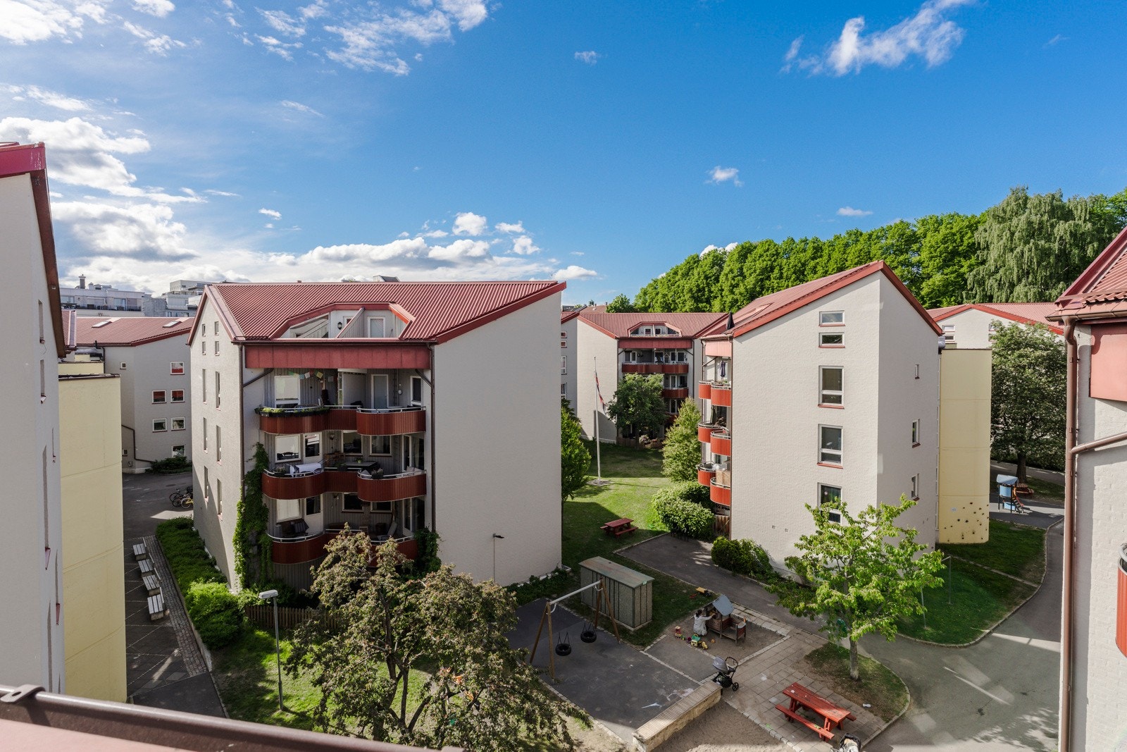 Thor Vegard Bjørnerud har gleden av å presentere en familieleilighet over to etasjer Galleribilde
