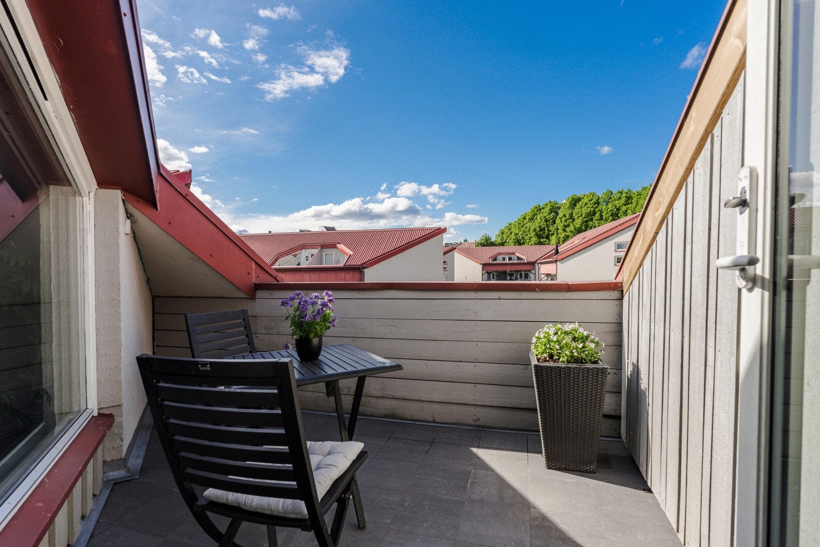 Herlig, skjermet takterrasse med gode solforhold og ettermiddagssol Galleribilde