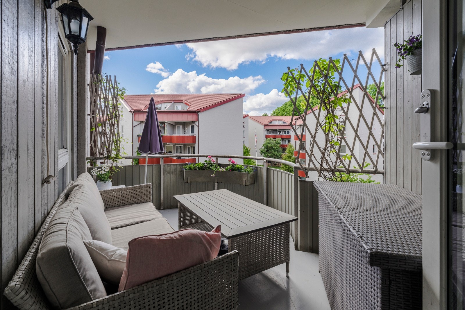 Balkongen ligger under stuen og takterrassen over - og har gode solforhold på ettermiddagen Galleribilde