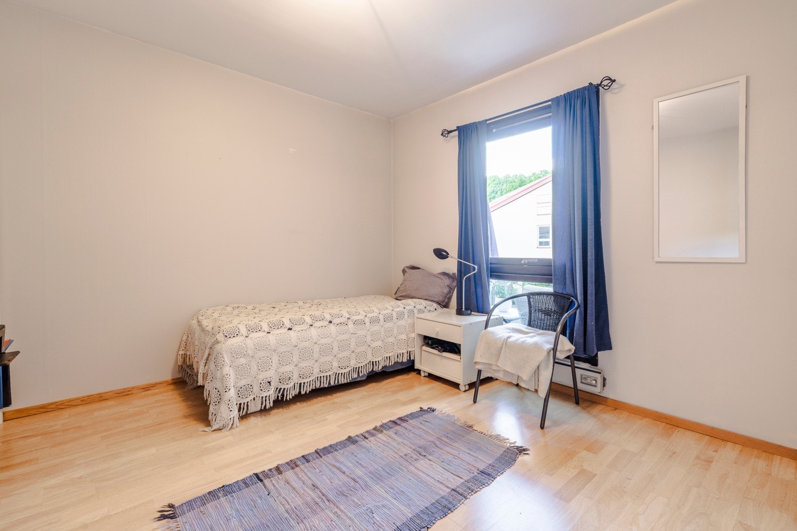 Soverom 2: De to soverommene er av god størrelse med noe oppbevaringsmuligheter Galleribilde