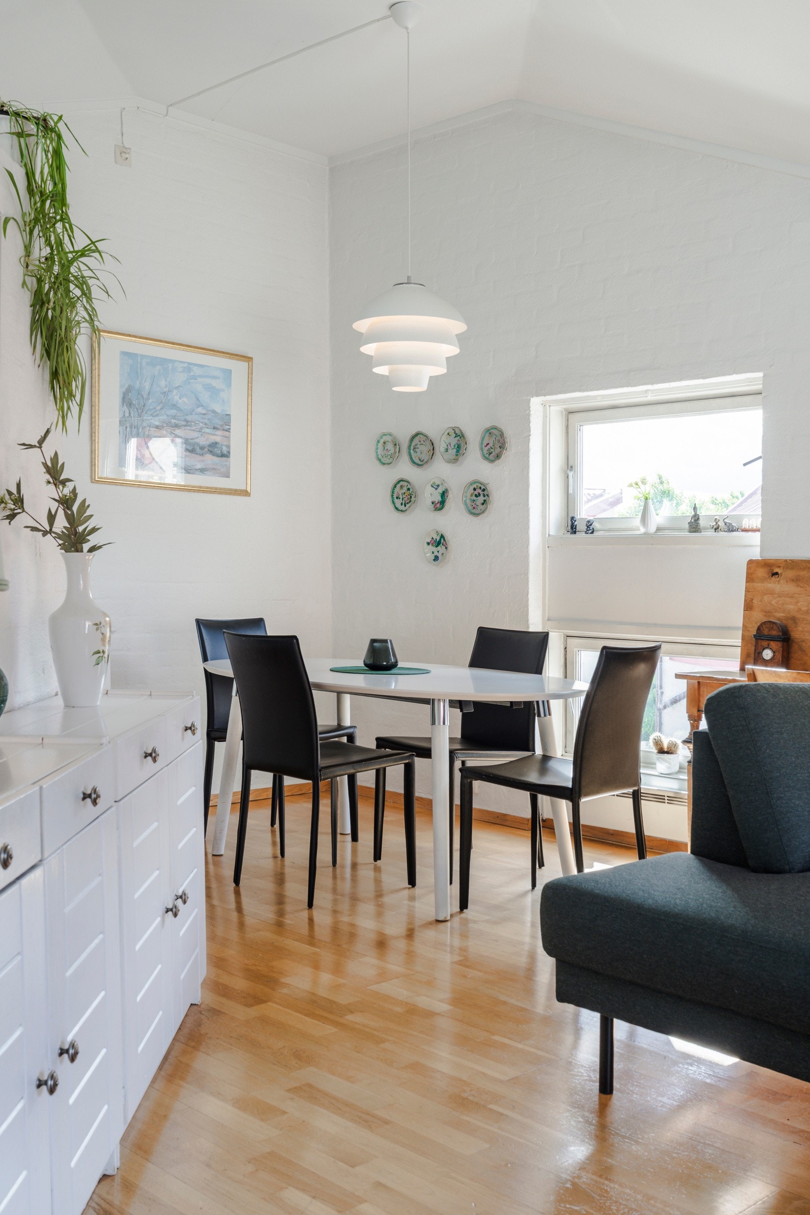 Stuen er deles naturlig inn i to soner, med plass til spisebord og sofagruppe Galleribilde