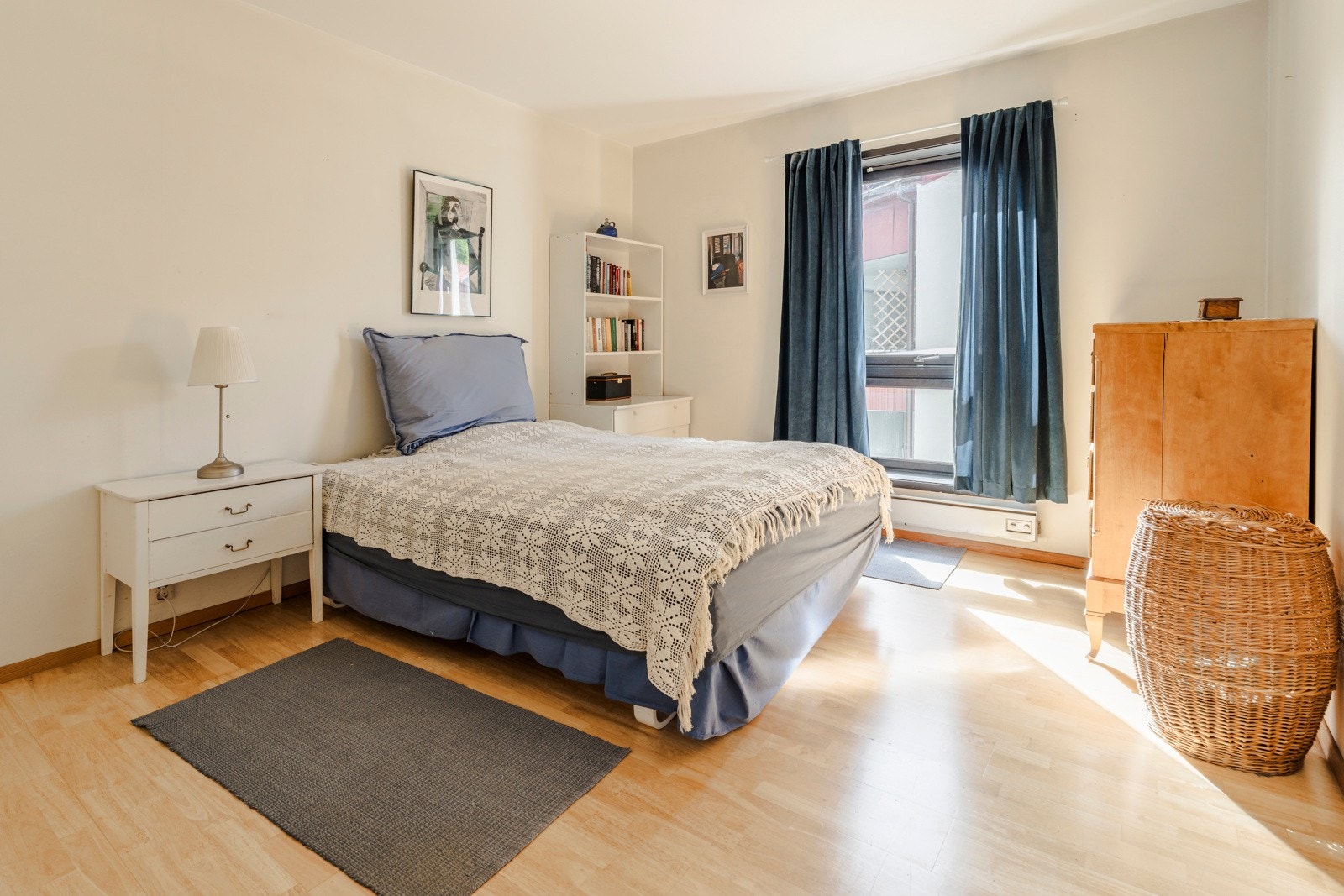 Hovedsoverommet oppleves lyst og romslig Galleribilde