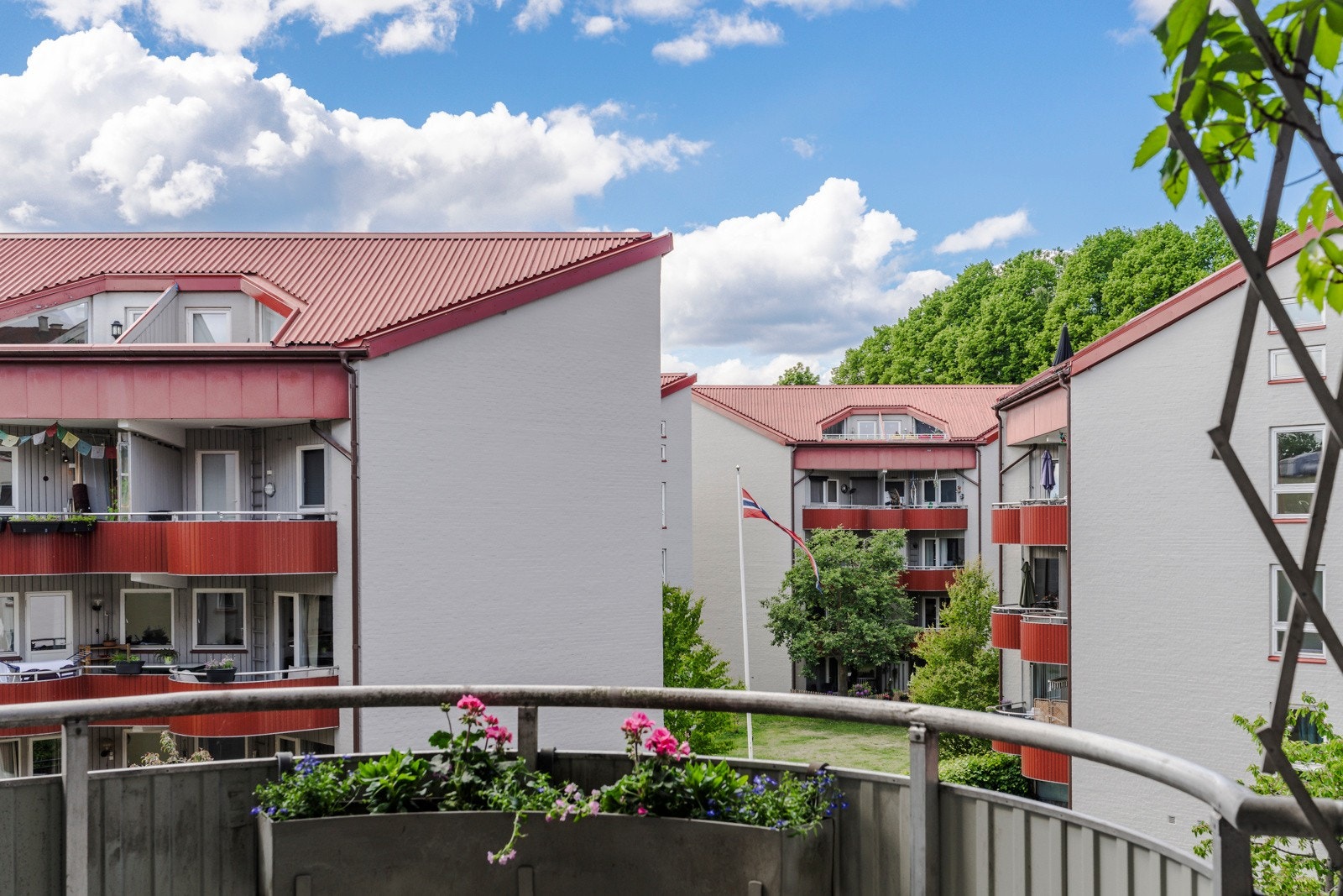 Rolig utsyn uten sjenerende innsyn gjelder for hele leiligheten Galleribilde